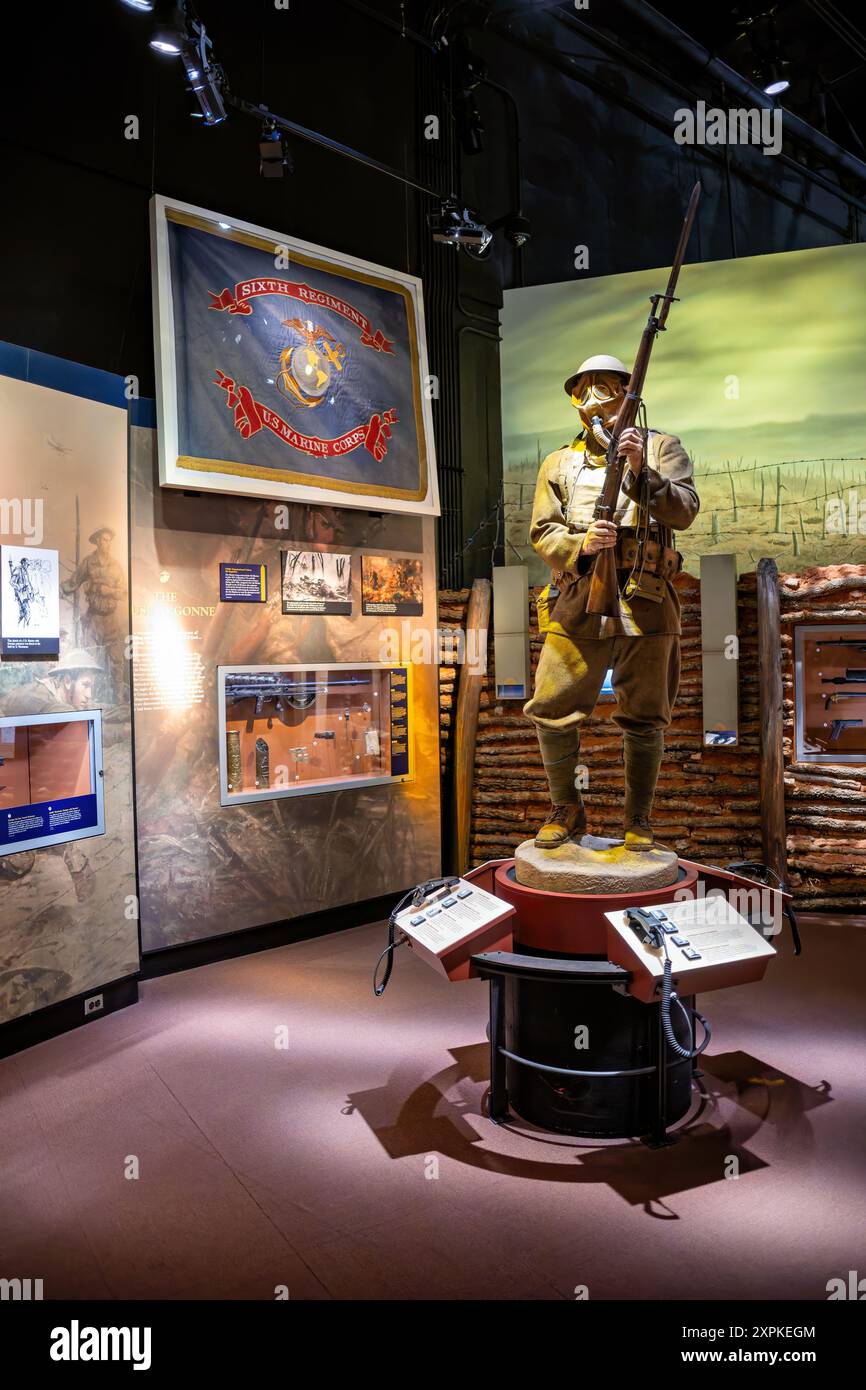 National Museum of the Marine Corps World war I Exhibit Triangle Virginia // TRIANGLE, Virginia — die Ausstellung im National Museum of the Marine Corps bietet eine detaillierte Untersuchung der schwierigen Bedingungen, denen Marines während des Ersten Weltkriegs gegenüberstanden. die Ausstellung zeigt die brutalen Realitäten des Grabenkriegs, ein prägendes Merkmal des Ersten Weltkriegs, und den Einsatz chemischer Waffen, die eine neue Dimension des Horrors auf dem Schlachtfeld einführten. Authentische Artefakte, detaillierte Dioramen und historische Fotografien bieten Besuchern ein umfassendes Angebot Stockfoto