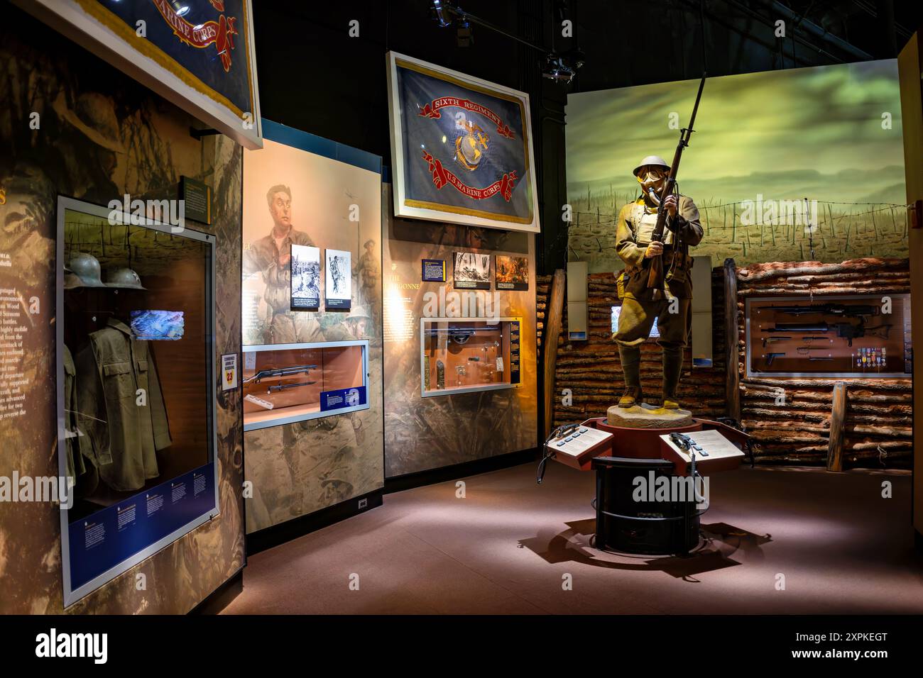 National Museum of the Marine Corps World war I Exhibit Triangle Virginia // TRIANGLE, Virginia — die Ausstellung im National Museum of the Marine Corps bietet eine detaillierte Untersuchung der schwierigen Bedingungen, denen Marines während des Ersten Weltkriegs gegenüberstanden. die Ausstellung zeigt die brutalen Realitäten des Grabenkriegs, ein prägendes Merkmal des Ersten Weltkriegs, und den Einsatz chemischer Waffen, die eine neue Dimension des Horrors auf dem Schlachtfeld einführten. Authentische Artefakte, detaillierte Dioramen und historische Fotografien bieten Besuchern ein umfassendes Angebot Stockfoto