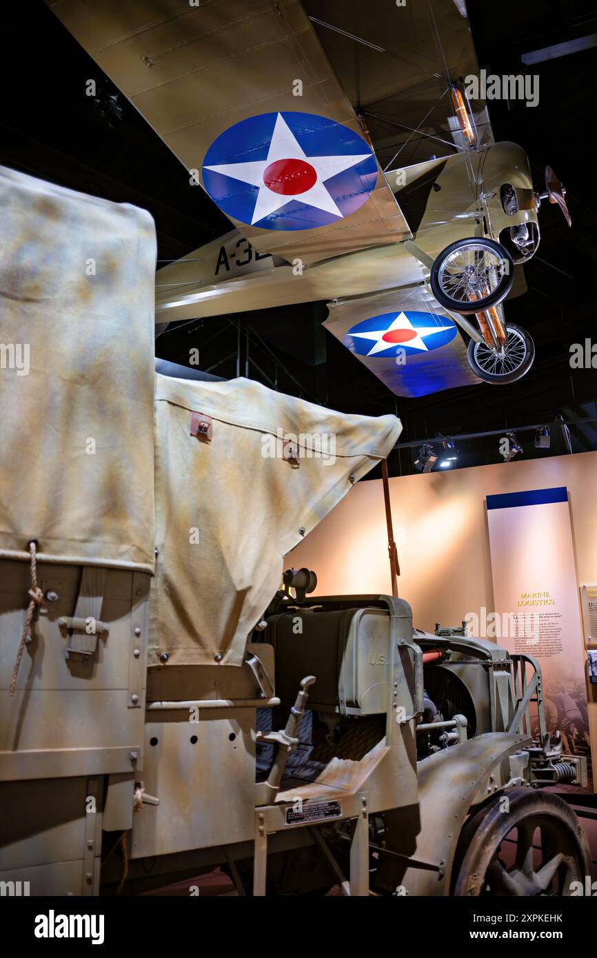 Standard B Truck Thomas Morse S-4B National Museum of the Marine Corps Triangle Virginia // TRIANGLE, Virginia — die zweite Serie Standard B Truck Ausstellung im National Museum of the Marine Corps beleuchtet die Entwicklung des militärischen Fahrzeugdesigns während des Ersten Weltkriegs. Der Standard B Truck wurde vom Army Quartermaster Department entwickelt und diente als Vorläufer des Liberty Trucks, dem ersten standardisierten Militärfahrzeug. Über dem Truck ist ein Thomas Morse S-4B-Scouting-Flugzeug ausgestellt, das die Fortschritte in der Luftfahrttechnik während des Krieges unterstreicht. Der S-4B wurde als Trainer und sco eingesetzt Stockfoto