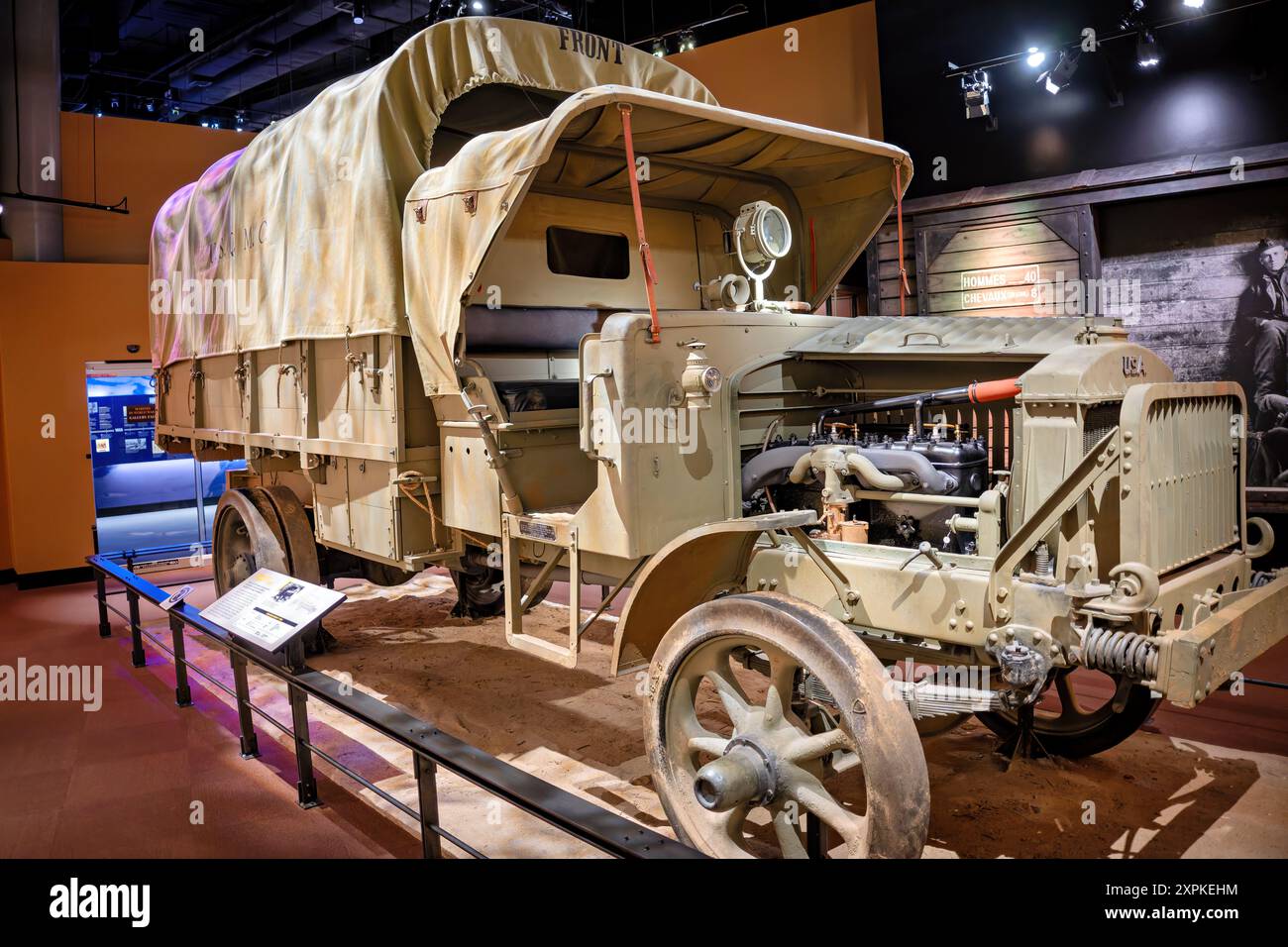 TRIANGLE, Virginia — die zweite Serie Standard B Truck Ausstellung im National Museum of the Marine Corps beleuchtet die Entwicklung der militärischen Fahrzeugkonstruktion während des Ersten Weltkriegs. Der Standard B wurde vom Army Quartermaster Department entwickelt und wurde zum Vorläufer des standardisierten Liberty Trucks, der von amerikanischen Streitkräften eingesetzt wurde. Die Ausstellung zeigt die einzigartigen Merkmale des Modells der zweiten Serie, darunter ein Spotlight aus Acetylen, vordere Ölleuchten, Stahlspeichen-Räder und ein Frontkotflügel. Obwohl er nicht von Marine Corps benutzt wurde, spielte er eine wichtige Rolle bei der Unterstützung der zweiten Division. Stockfoto