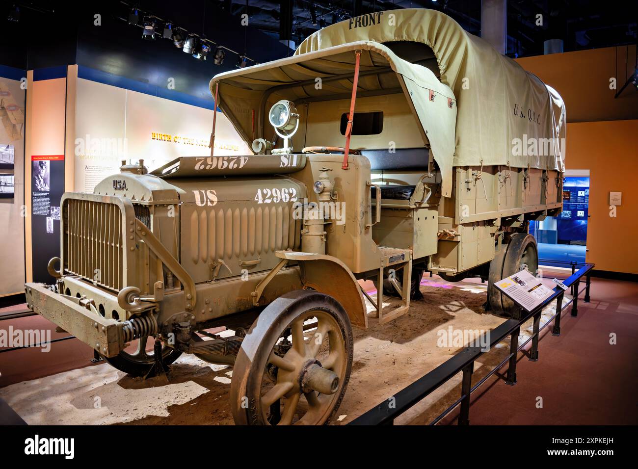 Standard B Truck National Museum of the Marine Corps Triangle Virginia // TRIANGLE, Virginia — die zweite Serie Standard B Truck Ausstellung im National Museum of the Marine Corps beleuchtet die Entwicklung der militärischen Fahrzeugkonstruktion während des Ersten Weltkriegs. Der Standard B wurde vom Army Quartermaster Department entwickelt und wurde zum Vorläufer des standardisierten Liberty Trucks, der von amerikanischen Streitkräften eingesetzt wurde. Die Ausstellung zeigt die einzigartigen Merkmale des Modells der zweiten Serie, darunter ein Spotlight aus Acetylen, vordere Ölleuchten, Stahlspeichen-Räder und ein Frontkotflügel. Obwohl sie nicht von Marine Corps-Einheiten benutzt werden, ist es nicht möglich Stockfoto