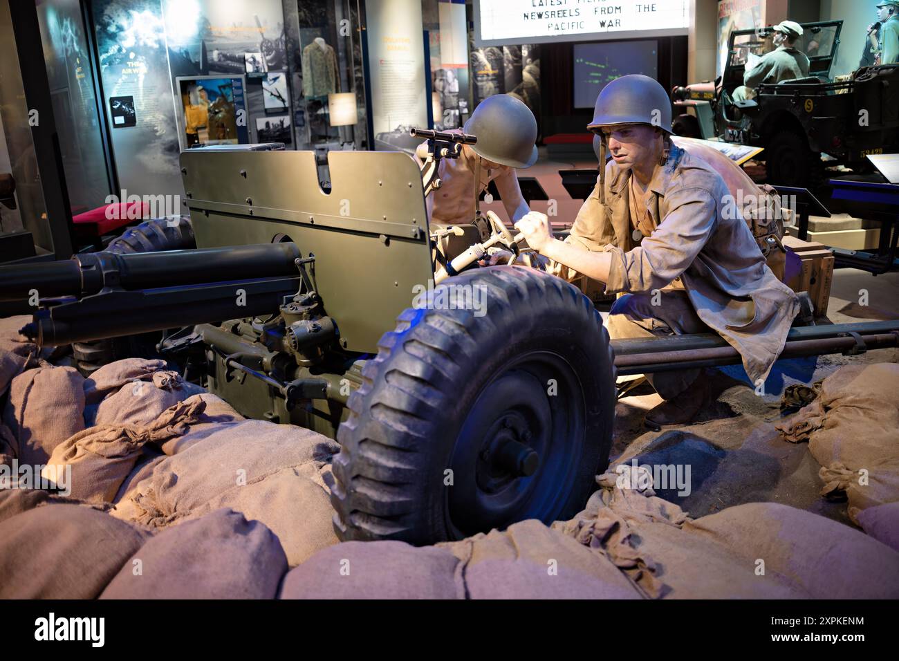 National Museum of the Marine Corps 37mm M3A1 Anti-Tank Gun Triangle Virginia // TRIANGLE, Virginia — die Ausstellung der Marines im Zweiten Weltkrieg im National Museum of the Marine Corps zeigt die Panzerabwehrkanone M3A1 mit 37 mm Durchmesser, die ihre Rolle im Pazifik-Theater zeigt. Der M3A1 wurde Ende der 1930er Jahre von der US-Armee entwickelt und war für seine Genauigkeit, Durchdringung und Mobilität bekannt. Die Ausstellung zeigt den Einsatz der Waffe durch Marines in Schlüsselschlachten wie Guadalcanal, Bougainville und Tarawa, was ihre Bedeutung bei der Verteidigung gegen japanische Rüstungen demonstriert. Stockfoto