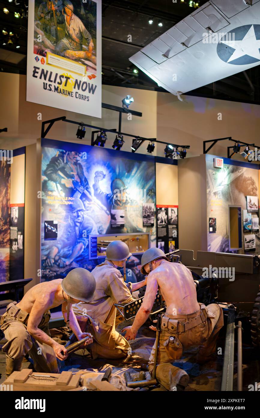 National Museum of the Marine Corps World war II Exhibit Triangle Virginia // TRIANGLE, Virginia — die Marines in World war II Exhibit im National Museum of the Marine Corps beleuchtet die entscheidende Rolle des United States Marine Corps im Pazifik Theater. Die Ausstellung zeigt authentische Artefakte, darunter Waffen, Uniformen und Fahrzeuge, wie den leichten Panzer M3A1 Stuart und die 37-mm-Panzerabwehrkanone. Besucher können die Strategien und Technologien erkunden, die die erfolgreichen Kampagnen der Marines an wichtigen Schlachtorten wie Guadalcanal, Iwo Jima und Okinawa während des Zweiten Weltkriegs geprägt haben Stockfoto