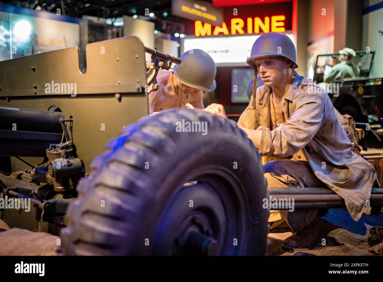 National Museum of the Marine Corps 37mm M3A1 Anti-Tank Gun Triangle Virginia // TRIANGLE, Virginia — die Ausstellung der Marines im Zweiten Weltkrieg im National Museum of the Marine Corps zeigt die Panzerabwehrkanone M3A1 mit 37 mm Durchmesser, die ihre Rolle im Pazifik-Theater zeigt. Der M3A1 wurde Ende der 1930er Jahre von der US-Armee entwickelt und war für seine Genauigkeit, Durchdringung und Mobilität bekannt. Die Ausstellung zeigt den Einsatz der Waffe durch Marines in Schlüsselschlachten wie Guadalcanal, Bougainville und Tarawa, was ihre Bedeutung bei der Verteidigung gegen japanische Rüstungen demonstriert. Stockfoto