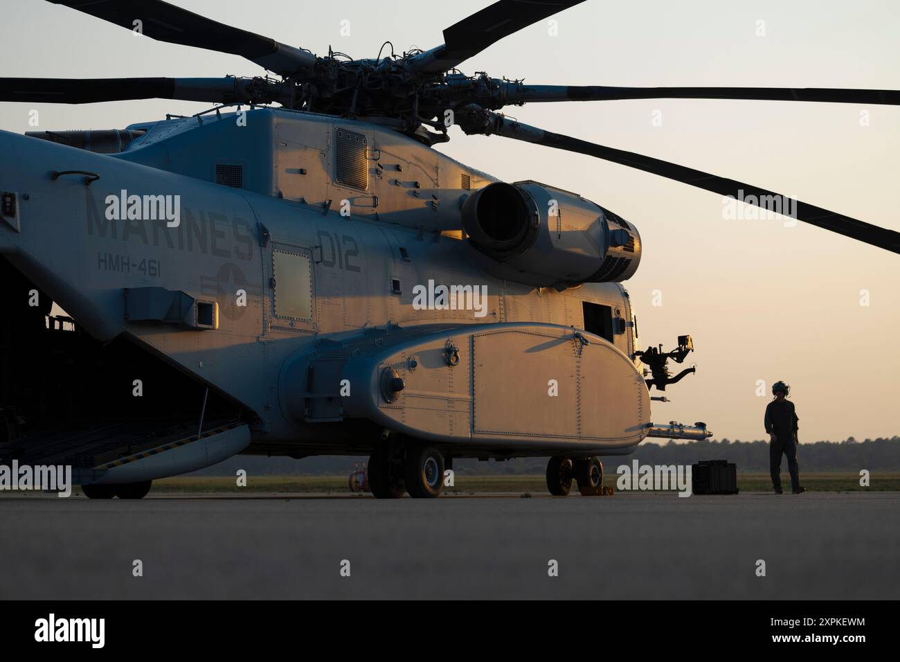 US-Marines mit Marine Heavy Helicopter Squadron (HMH) 461 führen Wartungsprüfungen an einem CH-53K King Hengst während der Übung Northern Strike (NS 24-2) 2024 auf dem Grayling Army Airfield, Grayling, Michigan, 2. August 2024 durch. NS 24-2 ist eine erstklassige Schulungsveranstaltung für Reservekomponenten, die sich auf gemeinsame Bereitschaftsschulungen zum Aufbau von Interoperabilität und zur Stärkung von Partnerschaften in einer domänenübergreifenden Umgebung konzentriert. (Foto des U.S. Marine Corps von Lance CPL. Bryan Giraldo) Stockfoto