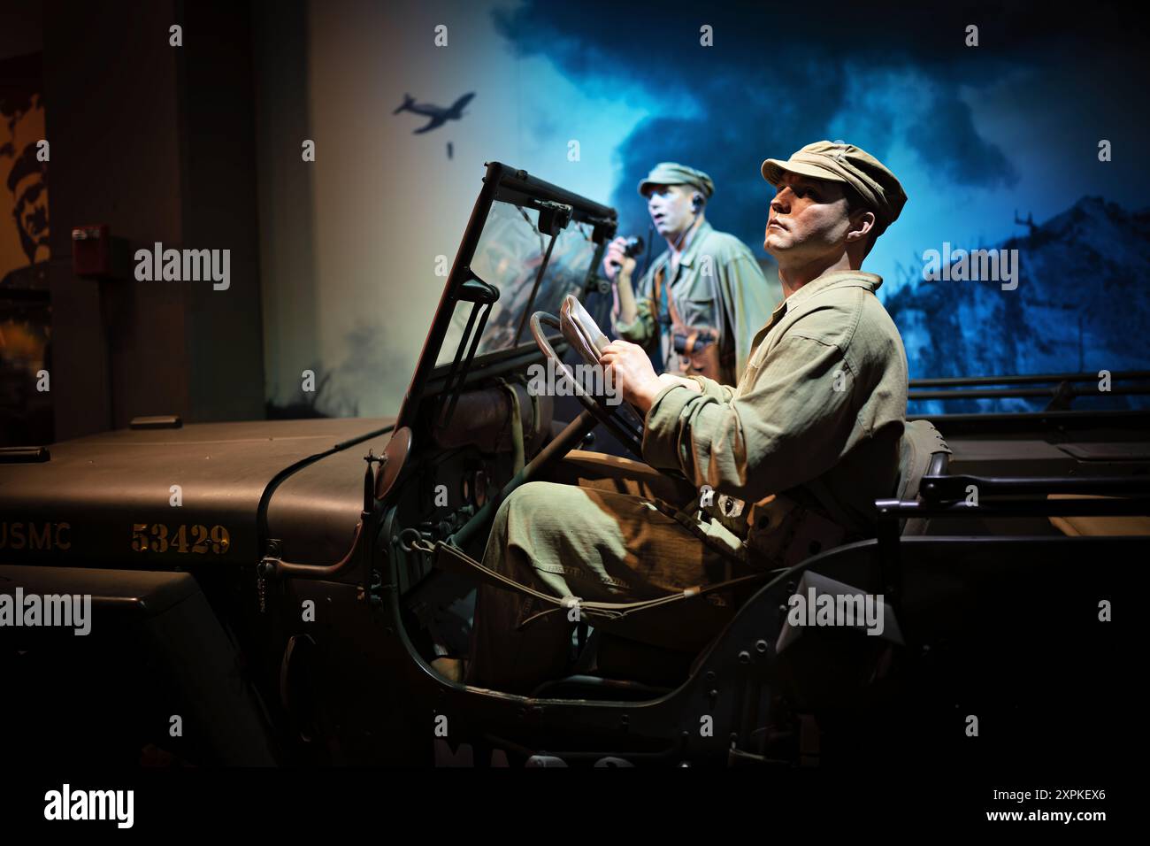 National Museum of the Marine Corps World war II Exhibit Triangle Virginia // TRIANGLE, Virginia — die Marines in World war II Exhibit im National Museum of the Marine Corps beleuchtet die entscheidende Rolle des United States Marine Corps im Pazifik Theater. Die Ausstellung zeigt authentische Artefakte, darunter Waffen, Uniformen und Fahrzeuge, wie den leichten Panzer M3A1 Stuart und die 37-mm-Panzerabwehrkanone. Besucher können die Strategien und Technologien erkunden, die die erfolgreichen Kampagnen der Marines an wichtigen Schlachtorten wie Guadalcanal, Iwo Jima und Okinawa während des Zweiten Weltkriegs geprägt haben Stockfoto