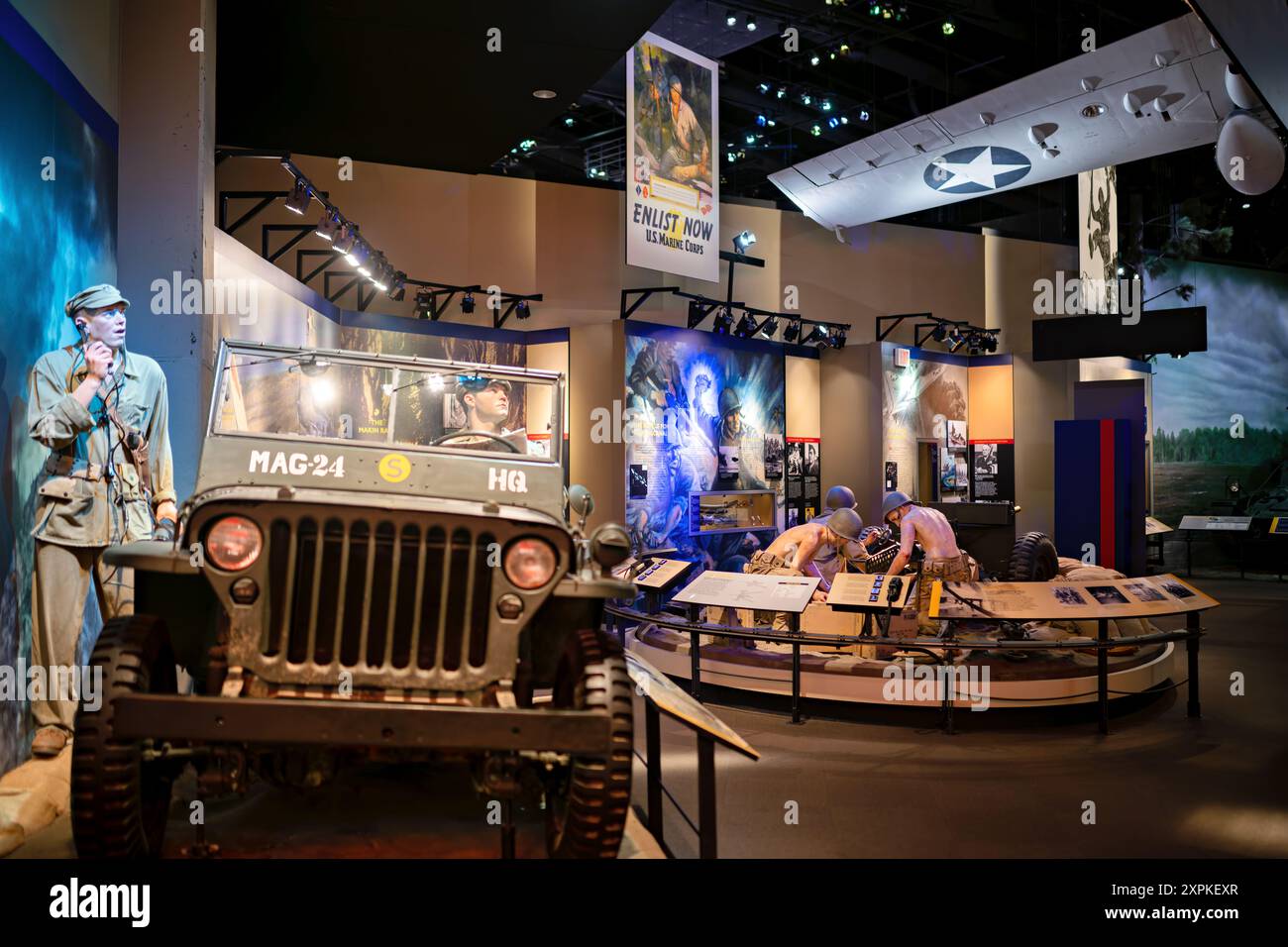 National Museum of the Marine Corps WWII Exhibit Triangle Virginia // TRIANGLE, Virginia — die Marines in World war II Exhibit im National Museum of the Marine Corps beleuchtet die entscheidende Rolle des United States Marine Corps im Pazifik Theater. Die Ausstellung zeigt authentische Artefakte, darunter Waffen, Uniformen und Fahrzeuge, wie den leichten Panzer M3A1 Stuart und die 37-mm-Panzerabwehrkanone. Besucher können die Strategien und Technologien erkunden, die die erfolgreichen Kampagnen der Marines an wichtigen Schlachtorten wie Guadalcanal, Iwo Jima und Okinawa während des Zweiten Weltkriegs geprägt haben Stockfoto