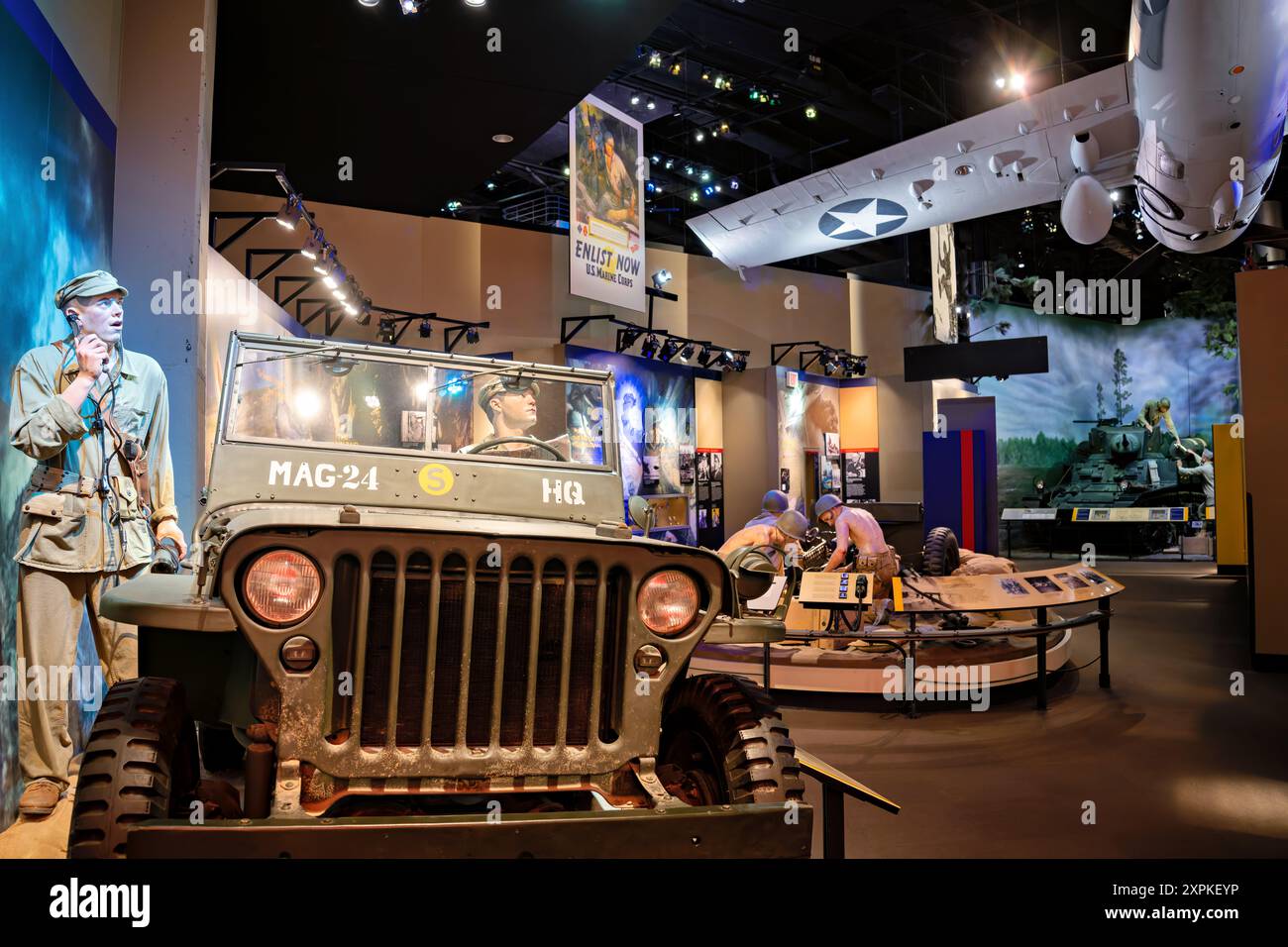 National Museum of the Marine Corps World war II Exhibit Triangle Virginia // TRIANGLE, Virginia — die Marines in World war II Exhibit im National Museum of the Marine Corps beleuchtet die entscheidende Rolle des United States Marine Corps im Pazifik Theater. Die Ausstellung zeigt authentische Artefakte, darunter Waffen, Uniformen und Fahrzeuge, wie den leichten Panzer M3A1 Stuart und die 37-mm-Panzerabwehrkanone. Besucher können die Strategien und Technologien erkunden, die die erfolgreichen Kampagnen der Marines an wichtigen Schlachtorten wie Guadalcanal, Iwo Jima und Okinawa während des Zweiten Weltkriegs geprägt haben Stockfoto