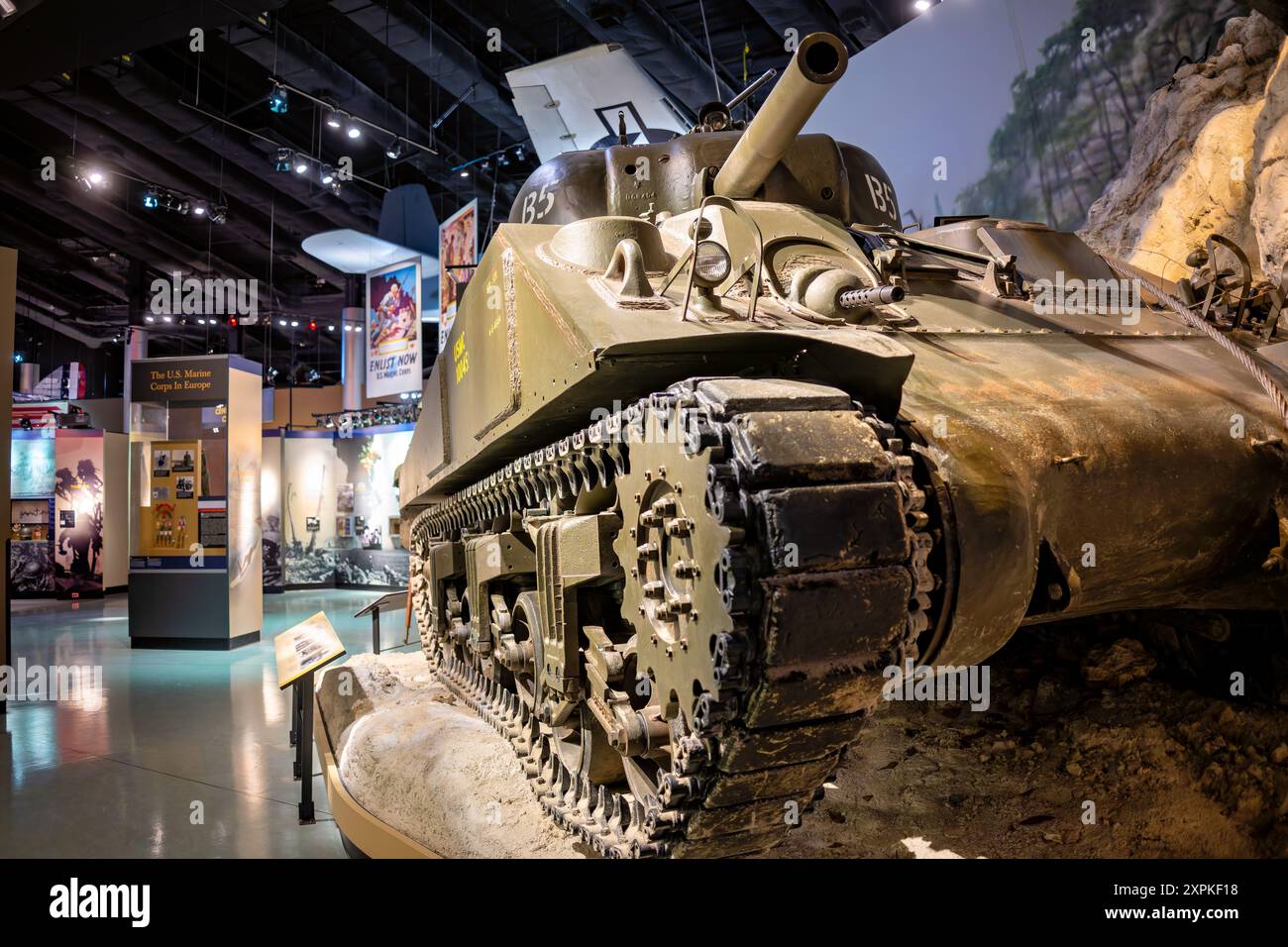 M4 Sherman Tank National Museum of the Marine Corps Triangle Virginia // TRIANGLE, Virginia — die Ausstellung des Marines in World war II Pacific Theater im National Museum of the Marine Corps zeigt den M4 Sherman Tank, ein wichtiges Element in den pazifischen Schlachten. Ausgestattet mit einem 75-mm-Geschütz, einem .50-Kaliber-Maschinengewehr und zwei .30-Kaliber-Maschinengewehren war das M4A3-Modell entscheidend bei der Konfrontation japanischer Streitkräfte und der Überwindung befestigter Stellungen. Diese Ausstellung beleuchtet die technologischen Fortschritte und die strategische Bedeutung des Sherman-Panzers für die Bemühungen des Marine Corps während des Zweiten Weltkriegs Stockfoto