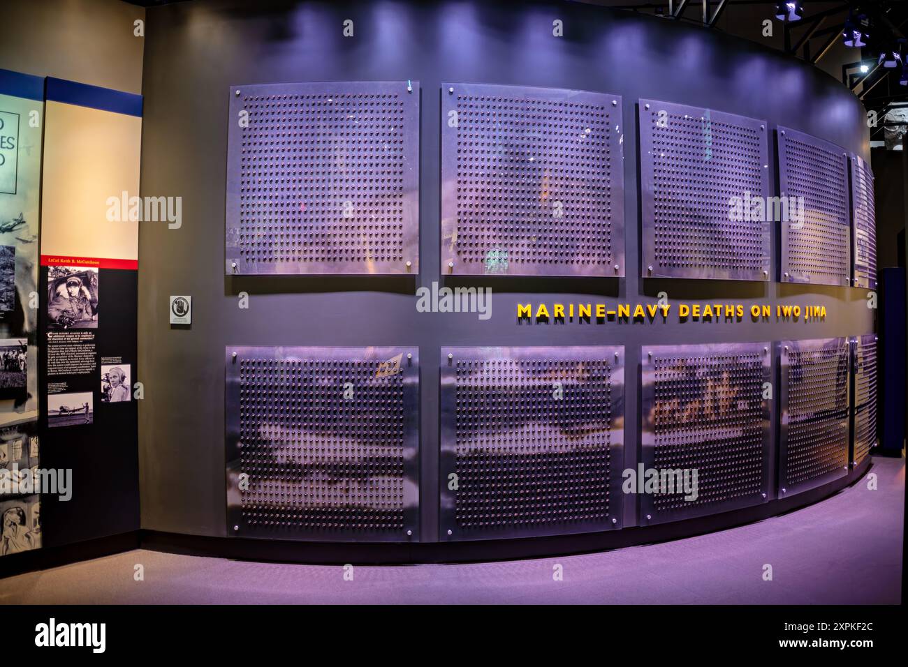 National Museum of the Marine Corps Iwo Jima Exhibit Triangle Virginia // TRIANGLE, Virginia — die Ausstellung Battle for Iwo Jima im National Museum of the Marine Corps ehrt eine der legendärsten und zentralsten Schlachten des Zweiten Weltkriegs. Diese Ausstellung bietet einen detaillierten Einblick in die heldenhaften Bemühungen des Marine Corps, die Insel Iwo Jima zu erobern, und unterstreicht die strategische Bedeutung der Schlacht und ihre dauerhafte Wirkung auf das pazifische Theater. Besucher können detaillierte Ausstellungen von Waffen, Uniformen und persönlichen Konten vom Schlachtfeld erkunden. Stockfoto