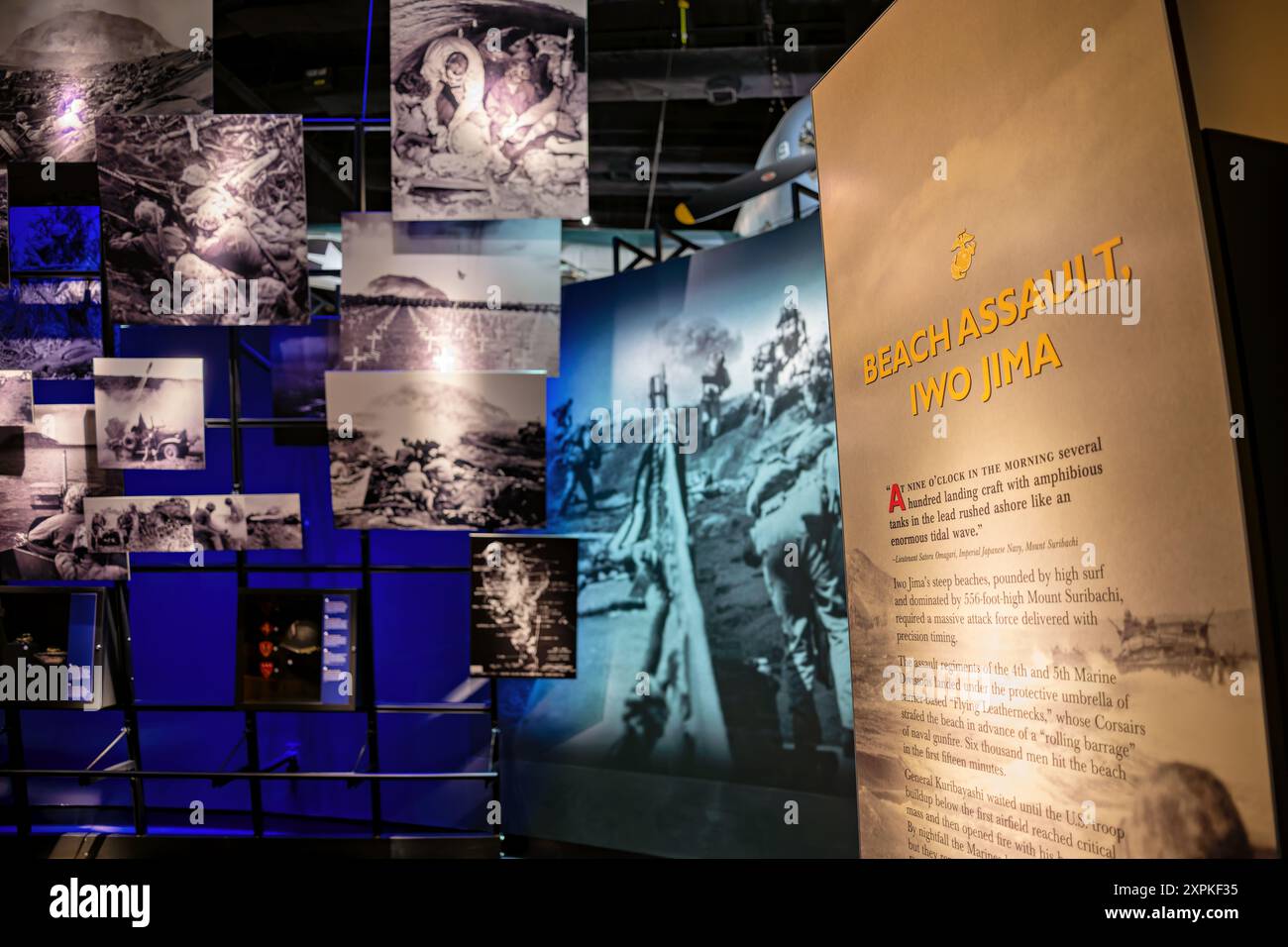 National Museum of the Marine Corps Iwo Jima Exhibit Triangle Virginia // TRIANGLE, Virginia — die Ausstellung Battle for Iwo Jima im National Museum of the Marine Corps ehrt eine der legendärsten und zentralsten Schlachten des Zweiten Weltkriegs. Diese Ausstellung bietet einen detaillierten Einblick in die heldenhaften Bemühungen des Marine Corps, die Insel Iwo Jima zu erobern, und unterstreicht die strategische Bedeutung der Schlacht und ihre dauerhafte Wirkung auf das pazifische Theater. Besucher können detaillierte Ausstellungen von Waffen, Uniformen und persönlichen Konten vom Schlachtfeld erkunden. Stockfoto