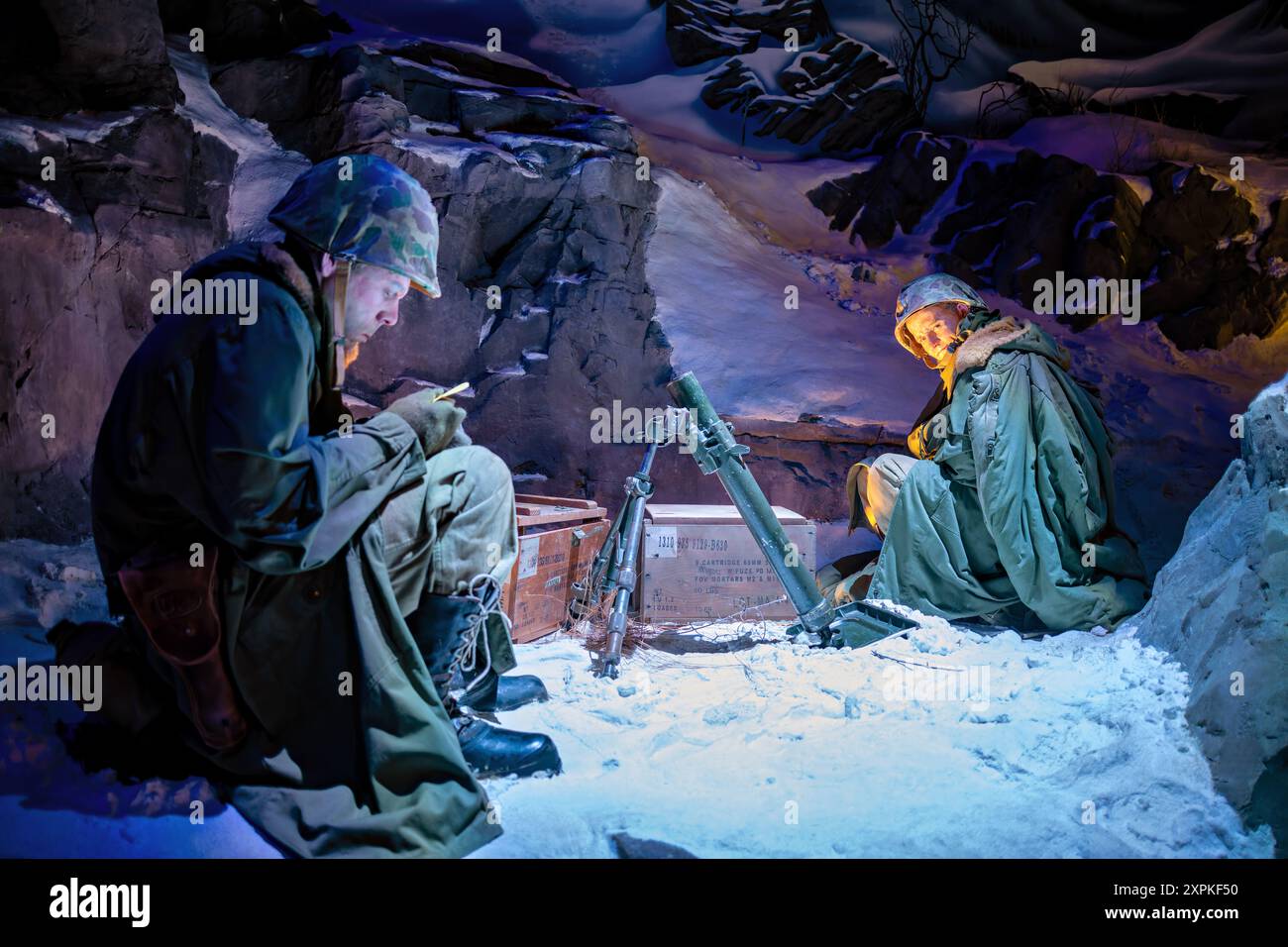 National Museum of the Marine Corps Korean war Exhibit Triangle Virginia // TRIANGLE, Virginia — die Marines in the Korean war Exhibition im National Museum of the Marine Corps zeigt die zentrale Rolle des United States Marine Corps während des Koreakrieges. Die Ausstellung bietet einen umfassenden Einblick in wichtige Schlachten wie die Inchon Landing und die Schlacht am Chosin Reservoir und zeigt die Strategien, Technologien und Tapferkeit, die die Bemühungen des Marine Corps in diesem Konflikt im Kalten Krieg bestimmt haben. Stockfoto