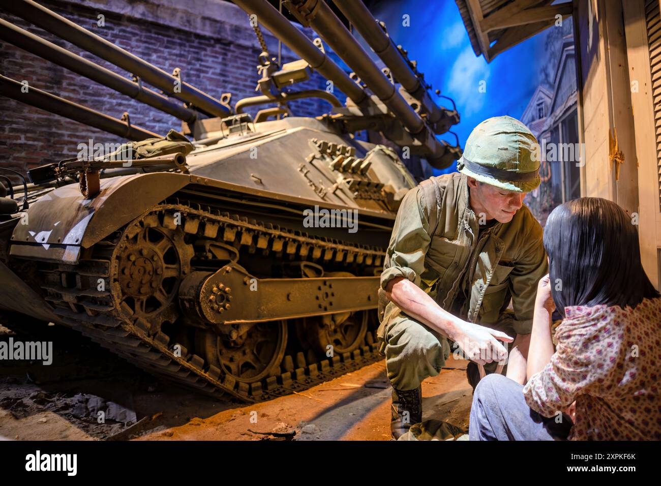 M50A1 Ontos National Museum of the Marine Corps Triangle Virginia // TRIANGLE, Virginia — die Ausstellung der Marines in Vietnam im National Museum of the Marine Corps zeigt die M50A1 Ontos, die seine entscheidende Rolle während der Schlacht um Hue unterstreicht. Ausgestattet mit sechs M40 106 mm Rückstoßgewehren, lieferten die Ontos wichtige Feuerkraft und Mobilität im Kampf von Straße zu Straße, der diesen kritischen Kampf prägte. Diese Ausstellung zeigt die Anpassungsfähigkeit und Effektivität des Marine Corps in der städtischen Kriegsführung während des Vietnamkrieges. Stockfoto