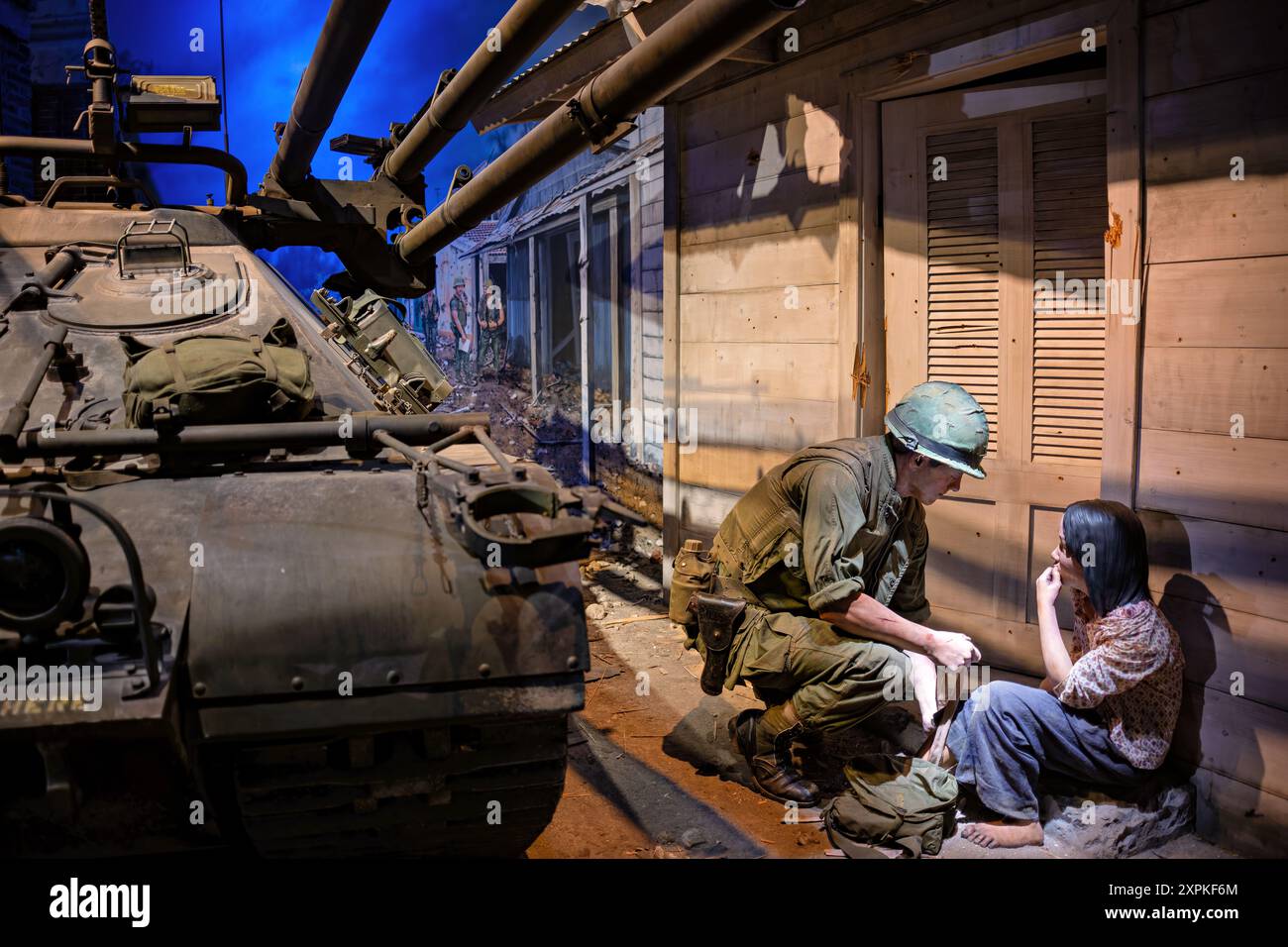 M50A1 Ontos Marines in Vietnam Ausstellung Triangle Virginia // TRIANGLE, Virginia — die Marines in Vietnam Ausstellung im National Museum of the Marine Corps zeigt die M50A1 Ontos, die ihre entscheidende Rolle während der Schlacht um Hue hervorheben. Ausgestattet mit sechs M40 106 mm Rückstoßgewehren, lieferten die Ontos wichtige Feuerkraft und Mobilität im Kampf von Straße zu Straße, der diesen kritischen Kampf prägte. Diese Ausstellung zeigt die Anpassungsfähigkeit und Effektivität des Marine Corps in der städtischen Kriegsführung während des Vietnamkrieges. Stockfoto