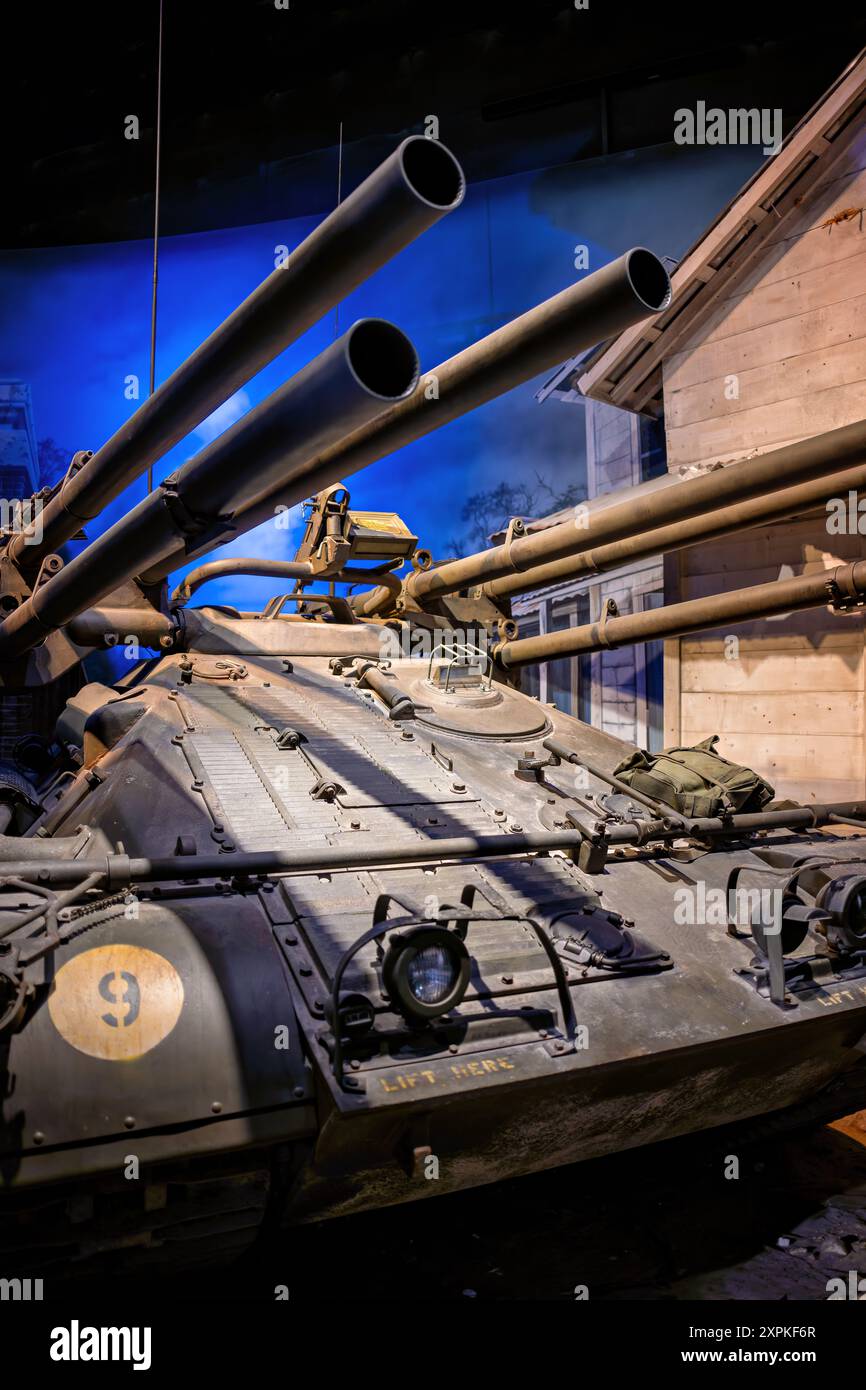 M50A1 Ontos National Museum of the Marine Corps Triangle Virginia // TRIANGLE, Virginia — die Ausstellung der Marines in Vietnam im National Museum of the Marine Corps zeigt die M50A1 Ontos, die seine entscheidende Rolle während der Schlacht um Hue unterstreicht. Ausgestattet mit sechs M40 106 mm Rückstoßgewehren, lieferten die Ontos wichtige Feuerkraft und Mobilität im Kampf von Straße zu Straße, der diesen kritischen Kampf prägte. Diese Ausstellung zeigt die Anpassungsfähigkeit und Effektivität des Marine Corps in der städtischen Kriegsführung während des Vietnamkrieges. Stockfoto