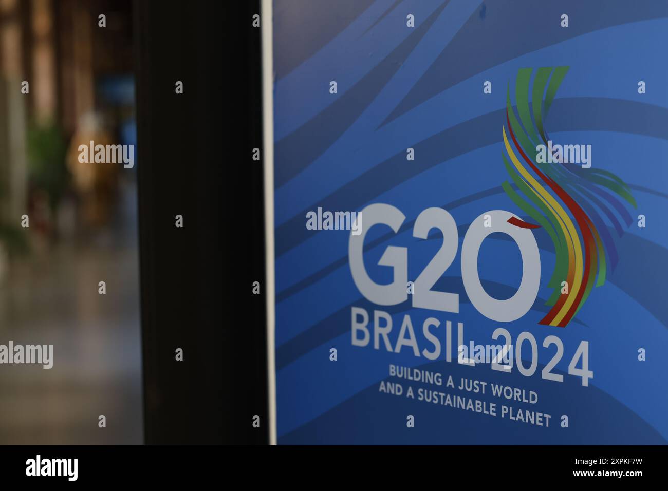 G20 Brazil 2024 Summit Logo, Tagungsraum. Symbol der Gruppe von 20. Die Staats- und Regierungschefs befassen sich mit Fragen der Weltwirtschaft und der sozialen Gerechtigkeit Stockfoto