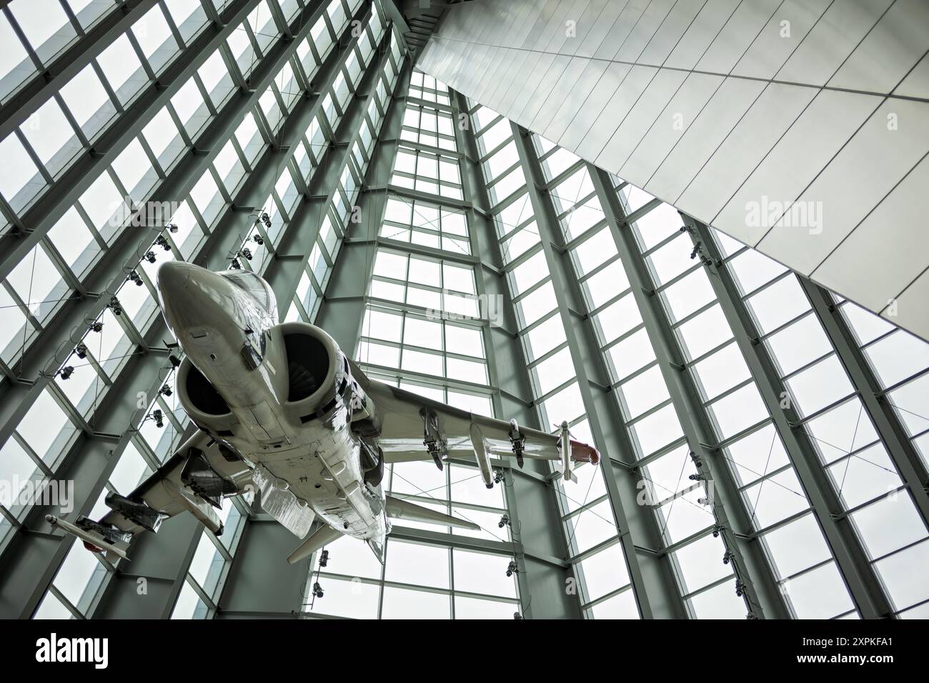 AV-8B Harrier Jump Jet National Museum of the Marine Corps Triangle Virginia // TRIANGLE, Virginia — ein AV-8B Harrier Jump Jet wird in der Leatherneck Gallery im National Museum of the Marine Corps ausgestellt. Dieses legendäre Flugzeug, bekannt für seine vertikalen Start- und Landemöglichkeiten, hängt an der Decke und bietet Besuchern eine einzigartige Perspektive auf die moderne Militärluftfahrt. Das National Museum of the Marine Corps in Triangle, Virginia, zeigt die Geschichte und das Erbe des United States Marine Corps. Die Leatherneck Gallery bietet eine Vielzahl von Exponaten mit Highlights Stockfoto