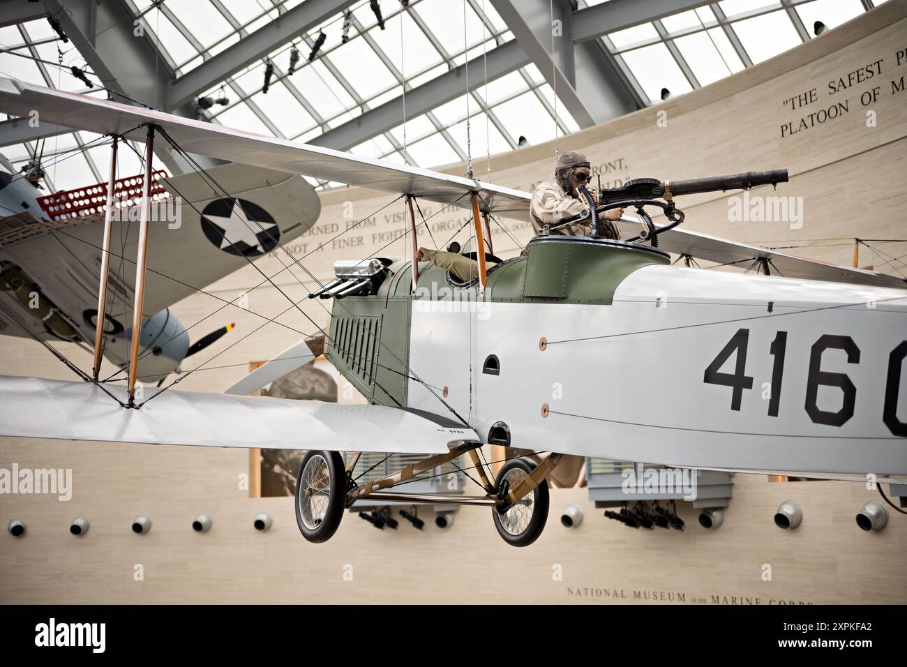 Curtiss JN-4HG Jenny Exhibit National Museum of the Marine Corps TRIANGLE Virginia // TRIANGLE, Virginia — die Curtiss JN-4HG Jenny Close Air Support Exhibit im National Museum of the Marine Corps zeigt den innovativen Einsatz der Curtiss Jenny in der frühen Marine Corps Luftfahrt. Diese Ausstellung zeigt die Rolle der Meeresflieger bei der Entwicklung des Konzepts der Nahflugunterstützung bei Operationen in Haiti, der Dominikanischen Republik und Nicaragua. Die Ausstellung zeigt den Curtiss JN-4HG, der seine Bedeutung für die Unterstützung von Bodentruppen während des frühen 20. Jahrhunderts demonstriert. Stockfoto