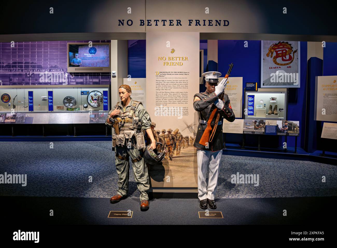 National Museum of the Marine Corps Marines Exhibit Triangle Virginia // TRIANGLE, Virginia — die Marines Today Exhibition im National Museum of the Marine Corps zeigt die modernen Fähigkeiten und Traditionen des United States Marine Corps. Mit einem Piloten von Osprey und einem Mitglied des Silent Drill Teams zeigt diese Ausstellung die technologischen Fortschritte des MV-22B Osprey Flugzeugs und die Präzision und Disziplin des Silent Drill Teams des Marine Corps. Besucher können die vielfältigen Rollen und Fähigkeiten kennenlernen, die die heutigen Marines definieren. Stockfoto