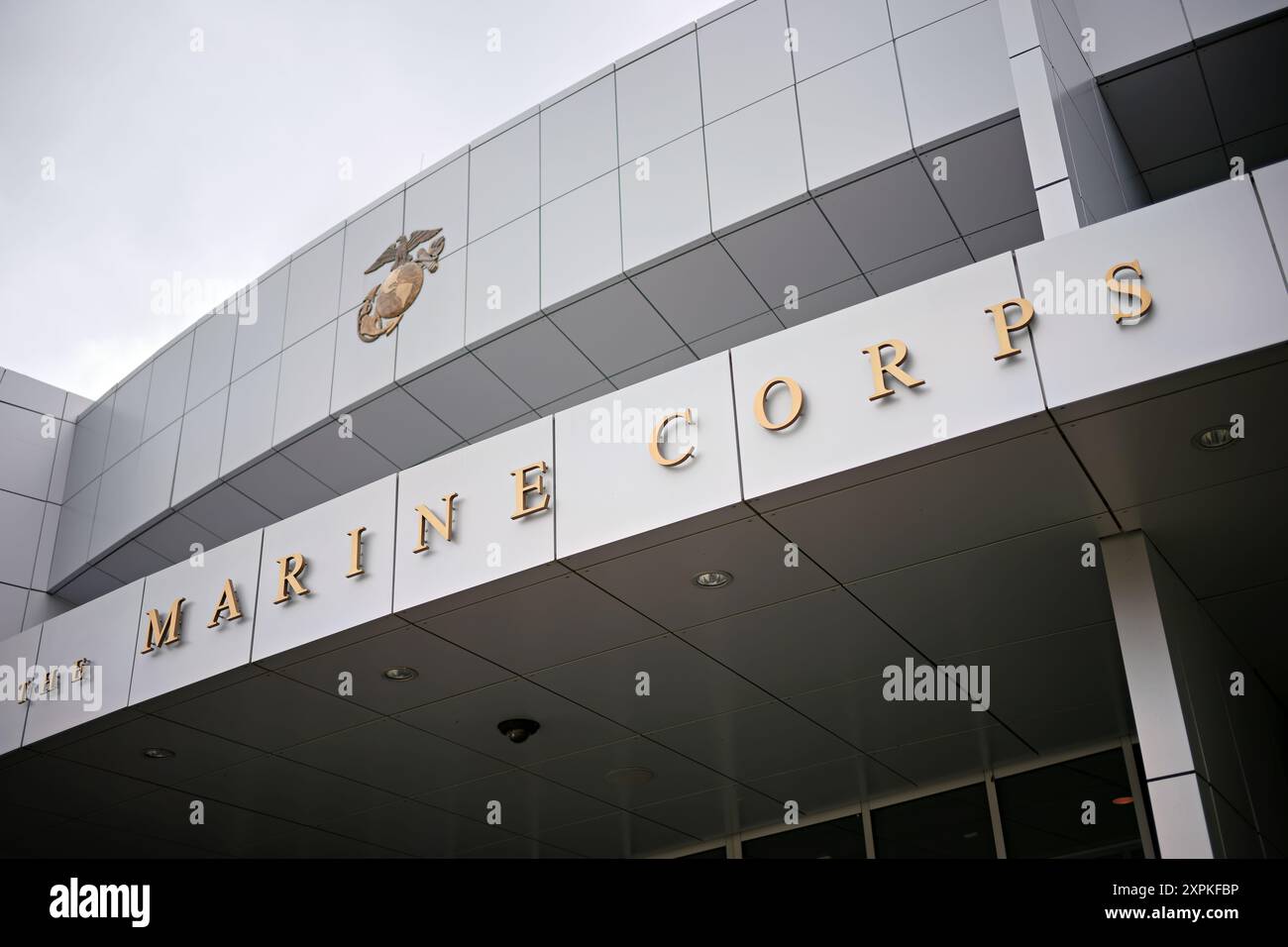 National Museum of the Marine Corps Entrance TRIANGLE Virginia // TRIANGLE, Virginia — der Haupteingang des National Museum of the Marine Corps in Triangle, Virginia, dient als einladendes Tor, um die reiche Geschichte und das Erbe des United States Marine Corps zu erkunden. Die markante Architektur des Museums erinnert an die ikonische Iwo Jima-Flagge und lädt Besucher zu einer Reise durch die Geschichte des Marine Corps ein, in der Exponate die Tapferkeit, den Einsatz und die Innovation der Marines zeigen. Stockfoto