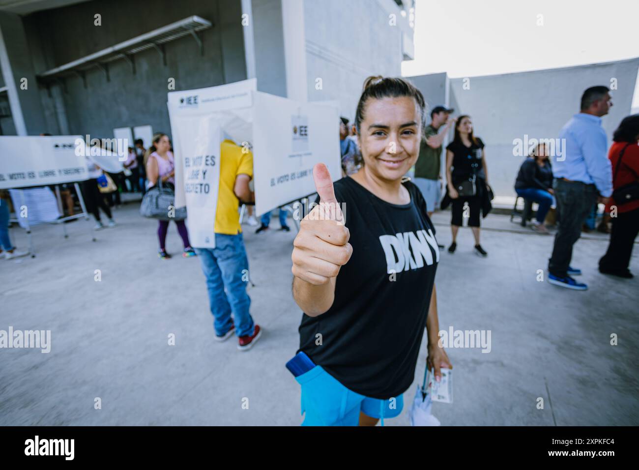 Eine Person zeigt ihren Daumen mit spezieller Tinte, nachdem sie ihre Stimme bei den mexikanischen Präsidentschaftswahlen abgegeben hat. Diese Geste hebt die Wahlverpflichtung hervor Stockfoto
