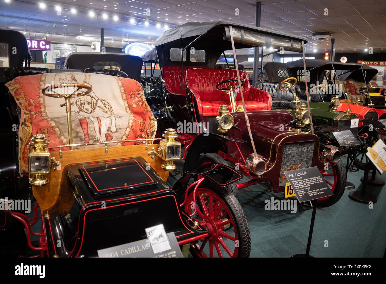 Car and Carriage Caravan Museum Oldtimer Luray Virginia // LURAY, Virginia, USA – Eine vielfältige Sammlung von Oldtimern im Car and Carriage Caravan Museum in Luray, Virginia. Die Ausstellung zeigt die Entwicklung von Automobildesign und -Technologie und zeigt gut erhaltene Fahrzeuge aus dem frühen 20. Jahrhundert bis hin zu neueren Klassikern, die Besuchern eine Reise durch die Automobilgeschichte bieten. Stockfoto
