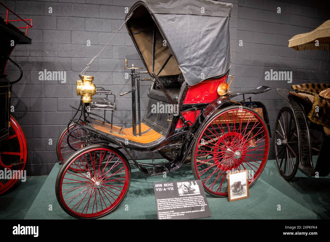 Benz Vis-a-Vis 1898 Car and Carriage Caravan Museum LURAY Virginia // LURAY, Virginia, Vereinigte Staaten — der Benz Vis-a-Vis von 1898 wird im Car and Carriage Caravan Museum in Luray, Virginia, ausgestellt. Es ist eines der ältesten Automobile in den Vereinigten Staaten und verfügt über einen wassergekühlten 1-Zylinder-Benzinmotor mit 5 PS und wurde von Karl Benz in Mannheim hergestellt. Stockfoto