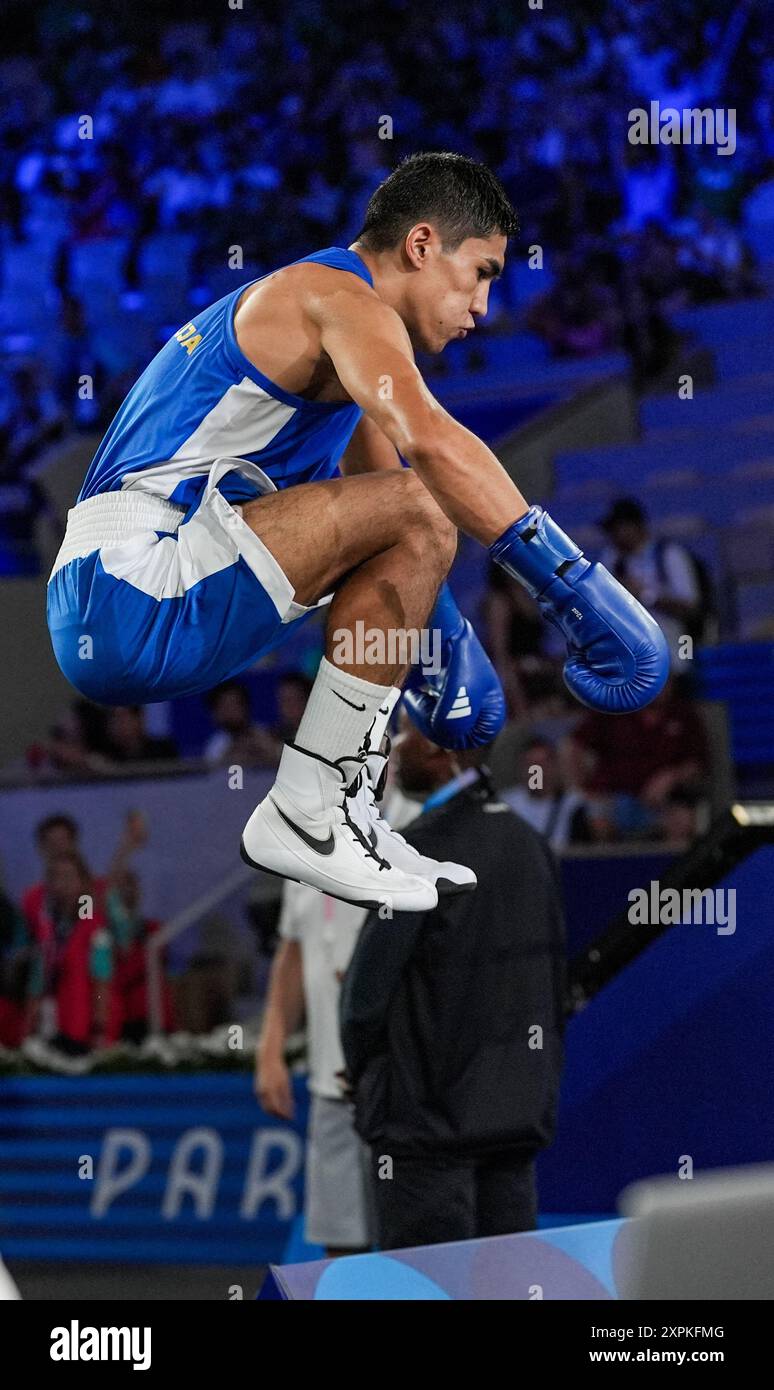 Paris, Frankreich. August 2024. Asadkhuja Muydinkhujaev aus Usbekistan tritt am 6. August 2024 bei den Olympischen Spielen 2024 in Paris in den Ring für das 71 kg-Halbfinale der Männer ein. Quelle: Jiang Wenyao/Xinhua/Alamy Live News Stockfoto