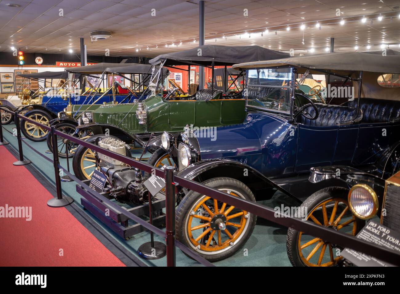Car and Carriage Caravan Museum Oldtimer Luray Virginia // LURAY, Virginia, USA – Eine vielfältige Sammlung von Oldtimern im Car and Carriage Caravan Museum in Luray, Virginia. Die Ausstellung zeigt die Entwicklung von Automobildesign und -Technologie und zeigt gut erhaltene Fahrzeuge aus dem frühen 20. Jahrhundert bis hin zu neueren Klassikern, die Besuchern eine Reise durch die Automobilgeschichte bieten. Stockfoto
