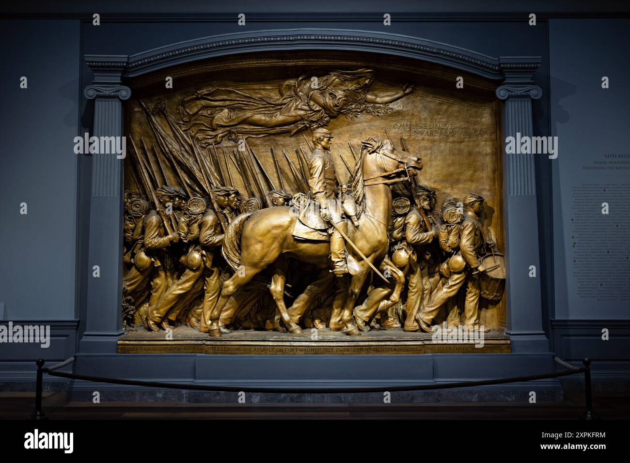 National Gallery of Art Robert Gould Shaw Memorial Washington DC // WASHINGTON D.C., Vereinigte Staaten — Eine Bronzeguss des Augustus Saint-Gaudens' Memorial für Robert Gould Shaw und das Massachusetts Fifty-Fourth Regiment in der National Gallery of Art Diese mächtige Skulptur zeigt Colonel Shaw, der das erste afroamerikanische Regiment in der Union Army anführt, während er am 28. Mai 1863 an den marsch entlang der Beacon Street in Boston erinnert. Stockfoto