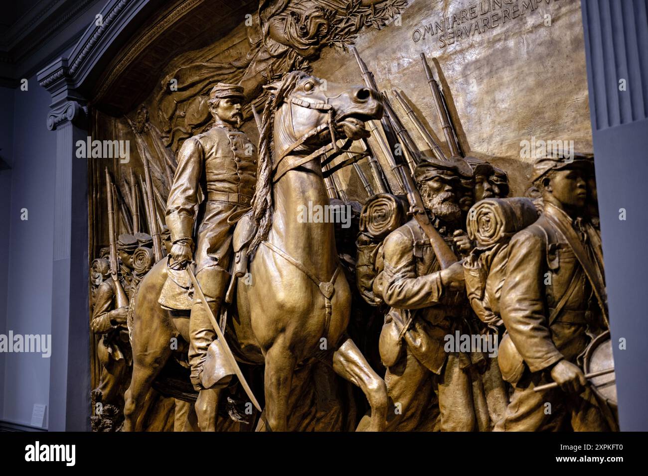 Robert Gould Shaw Memorial National Gallery of Art Washington DC // WASHINGTON D.C., Vereinigte Staaten – Ein Bronzeguss von Augustus Saint-Gaudens' Memorial für Robert Gould Shaw und das Massachusetts Fifty-Fourth Regiment in der National Gallery of Art Diese mächtige Skulptur zeigt Colonel Shaw, der das erste afroamerikanische Regiment in der Union Army anführt, während er am 28. Mai 1863 an den marsch entlang der Beacon Street in Boston erinnert. Stockfoto