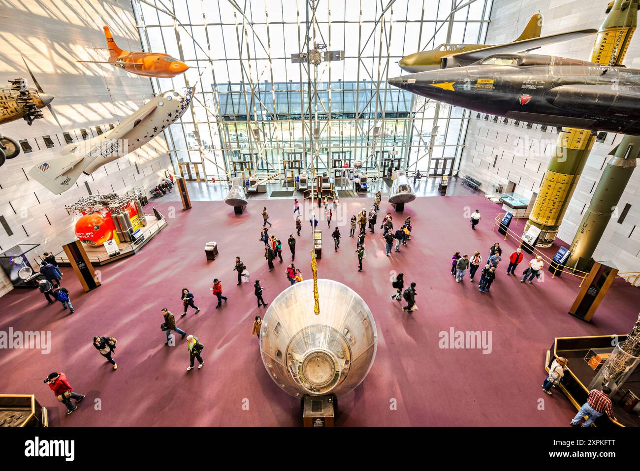 National Air and Space Museum Innenansicht Washington DC // WASHINGTON DC — erhöhter Blick auf das Hauptfoyer im Eingang des National Air and Space Museum der Smithsonian Institution auf der National Mall in Washington DC. das Mondmodul am unteren Rand des Rahmens ist das ursprüngliche Apollo XI Wiedereintrittsfahrzeug, während das orange Flugzeug oben links Chuck Yeagers Bell X-1 Flugzeug war, in dem er die Schallmauer zum ersten Mal im Level Flight durchbrach. Das Luft- und Raumfahrtmuseum, das sich mit der Geschichte der Luft- und Raumfahrt befasst, ist eines der meistbesuchten Museen der Welt Stockfoto