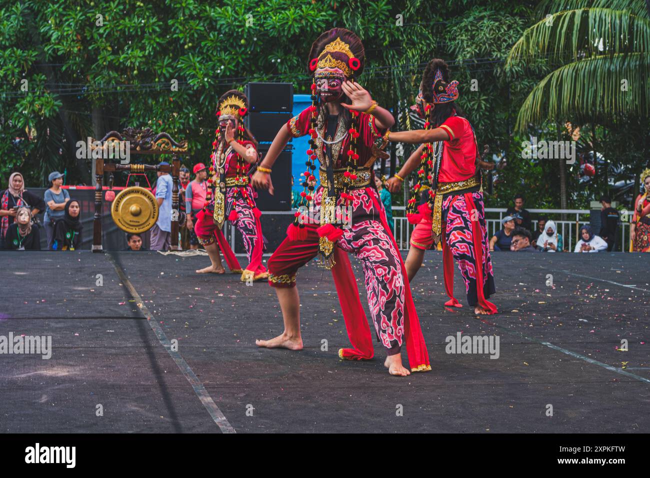 Balikpapan, Indonesien - 5. Juni 2024. Der Maskentanz ist ein traditioneller Tanz aus Cirebon, West-Java, Indonesien. Stockfoto
