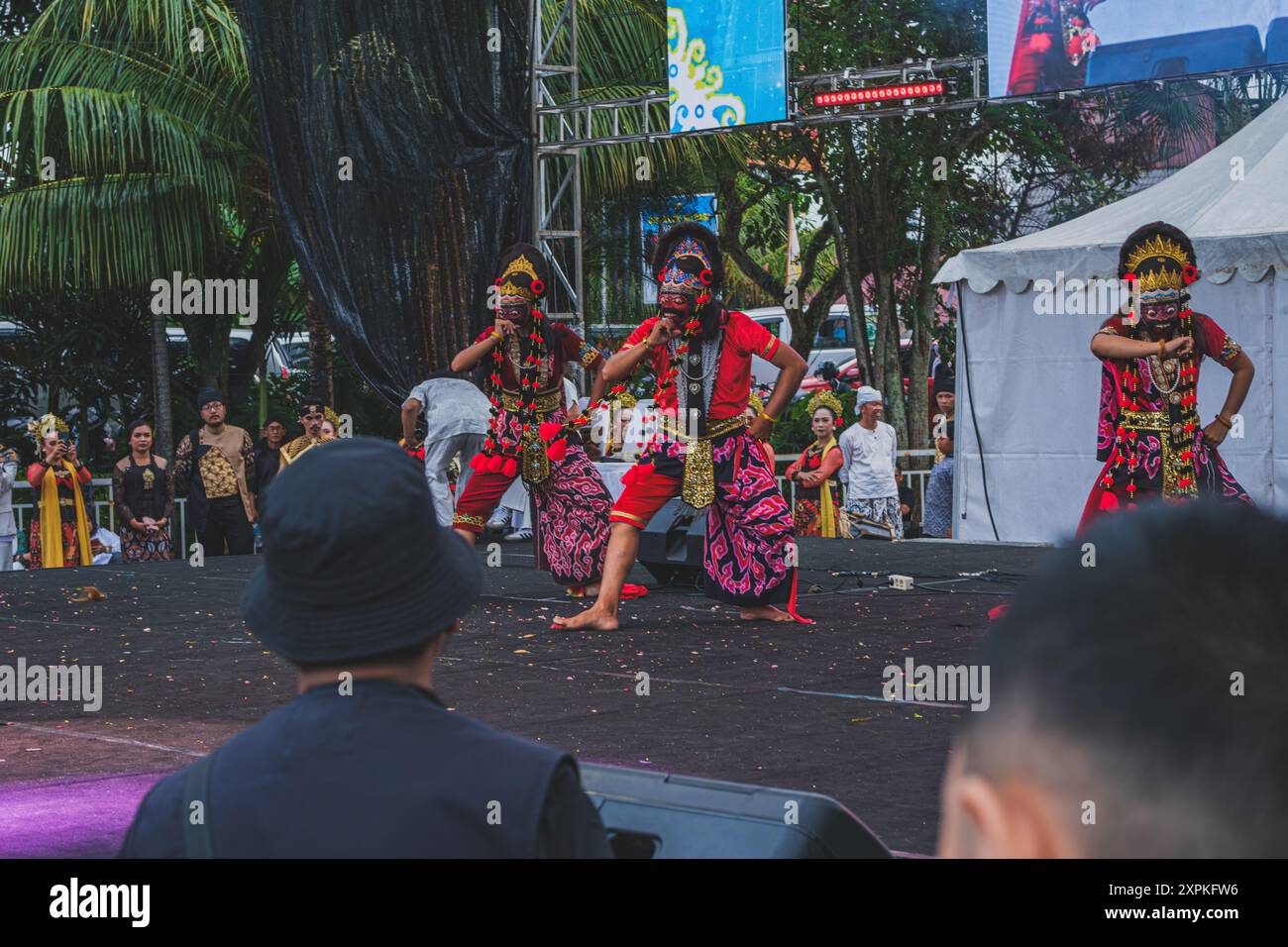 Balikpapan, Indonesien - 5. Juni 2024. Der Maskentanz ist ein traditioneller Tanz aus Cirebon, West-Java, Indonesien. Stockfoto