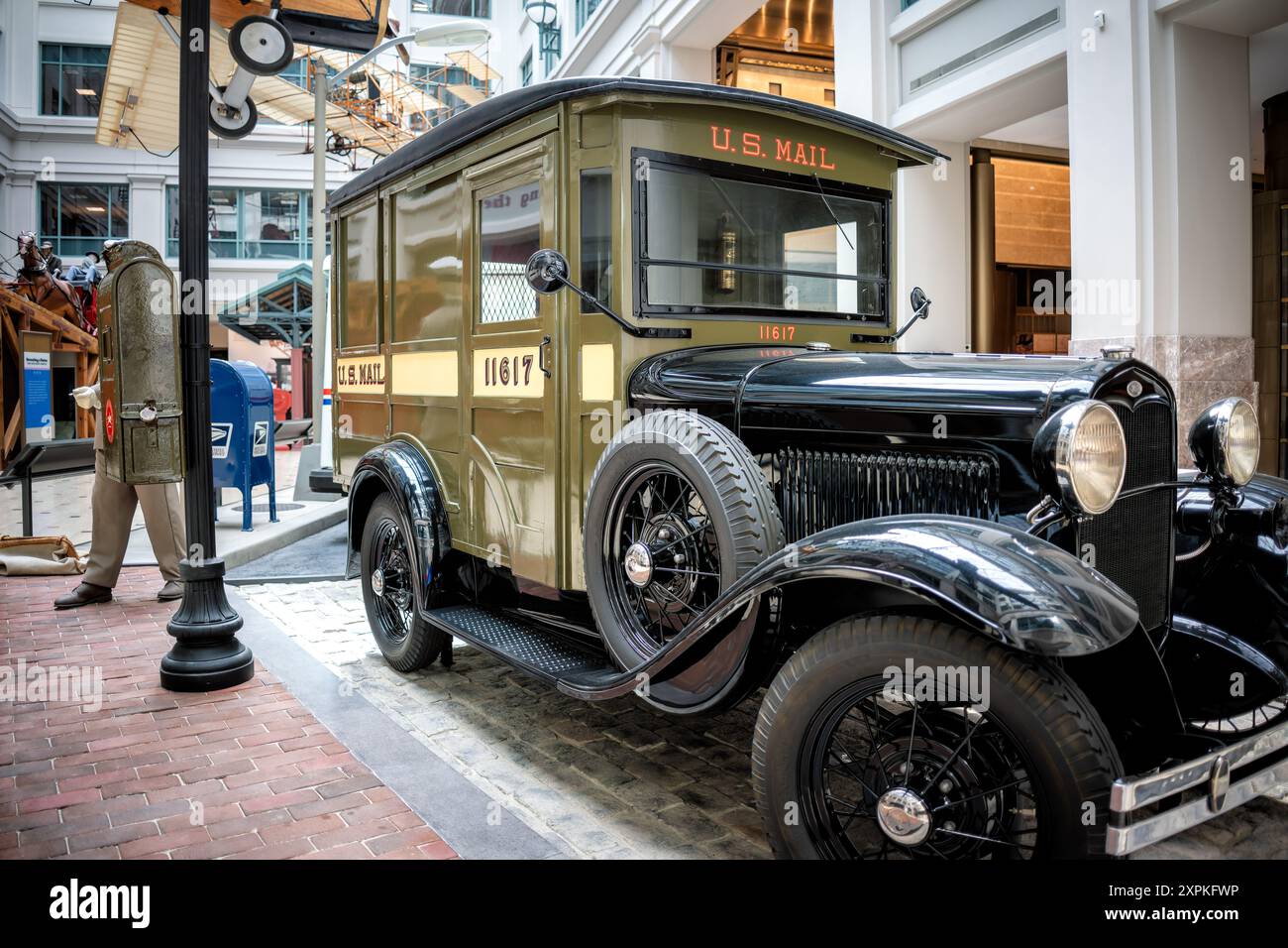 Ford Model A Paketpost Truck 1931 Washington DC // WASHINGTON DC – Ein 1931 im Smithsonian National Postal Museum in Washington DC ausgestellter Ford Model A Paketpost-Truck. Dieses restaurierte Fahrzeug repräsentiert einen von 1.000 Lkw, die 1931 von der Post Office Department erworben wurden. Es verfügt über eine von der Metropolitan Body Corporation gebaute Eichenwaage und ein Fahrgestell der Ford Motor Company. Diese LKW wurden hauptsächlich für die Zustellung von Paketen eingesetzt, die zu groß für Briefträger waren. Stockfoto