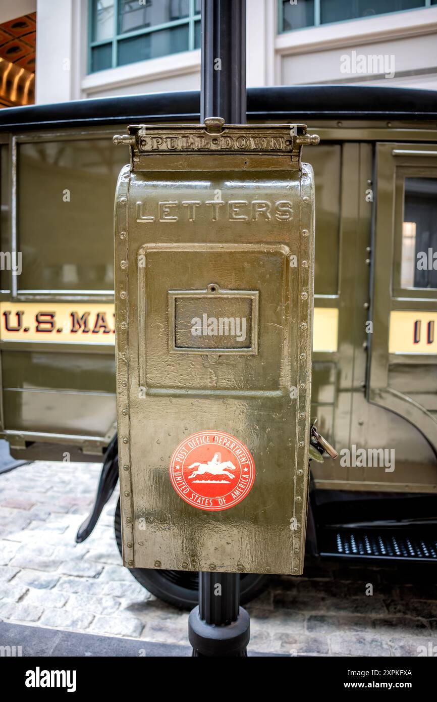 Owens Box Mailbox National Postal Museum Washington DC // WASHINGTON DC – die Owens Box, eine historische Briefbox, die im Smithsonian National Postal Museum in Washington, DC ausgestellt wird. Diese Briefkastenart, entworfen von Milwaukee Postmeister David Owens, war der letzte Typ, der von der Post Office Department verwendet wurde und an Pfosten oder Laternenpfosten befestigt werden konnte. Auch wenn sie nach 1955 nicht mehr hergestellt wurden, sind einige Beispiele im ganzen Land noch immer im Einsatz. Stockfoto