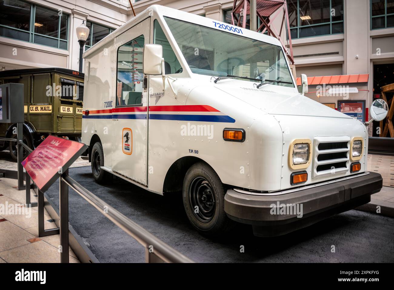 US Postal Service flexible Fuel Vehicle National Postal Museum Washington DC // WASHINGTON DC – Ein flexibles Fuel Vehicle (FFV) des US Postal Service, das im Smithsonian National Postal Museum in Washington, DC ausgestellt wird. Dieses moderne Postzustellfahrzeug, das von der Ford Motor Company hergestellt wird, kann mit 85 % Ethanol, Benzin oder einer beliebigen Kombination aus beidem betrieben werden. Sie stellt die Bemühungen des Postdienstes dar, die Liefereffizienz zu verbessern und gleichzeitig die Abhängigkeit von fossilen Brennstoffen im 21. Jahrhundert zu verringern. Stockfoto