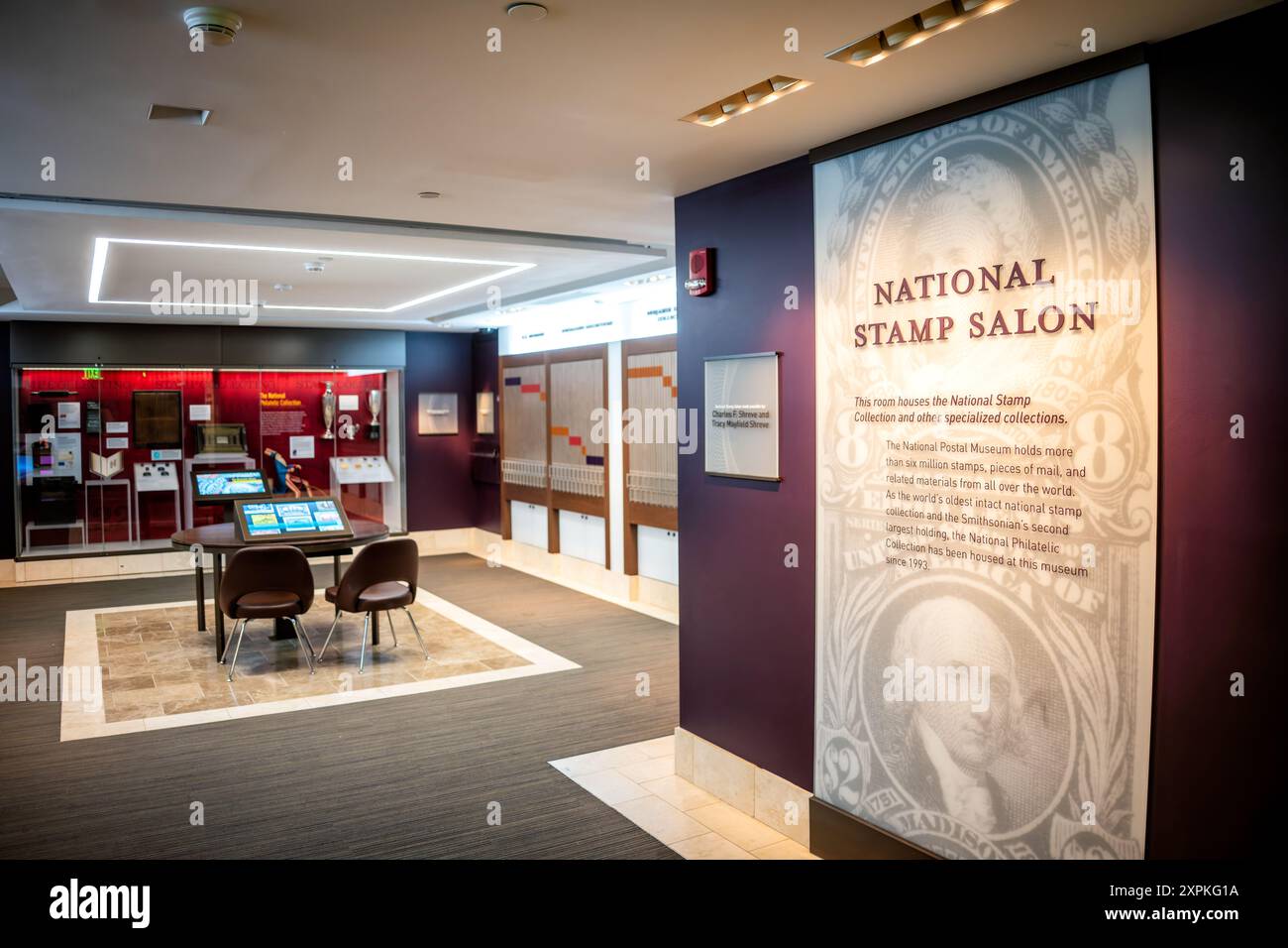 WASHINGTON, DC, USA – der National Stamp Salon im Smithsonian National Postal Museum in Washington, DC. Dieser Raum beherbergt die National Stamp Collection und weitere Spezialsammlungen. Die Ausstellung zeigt die älteste intakte nationale Briefmarkensammlung der Welt, die seit 1993 Teil des Museums ist. Stockfoto