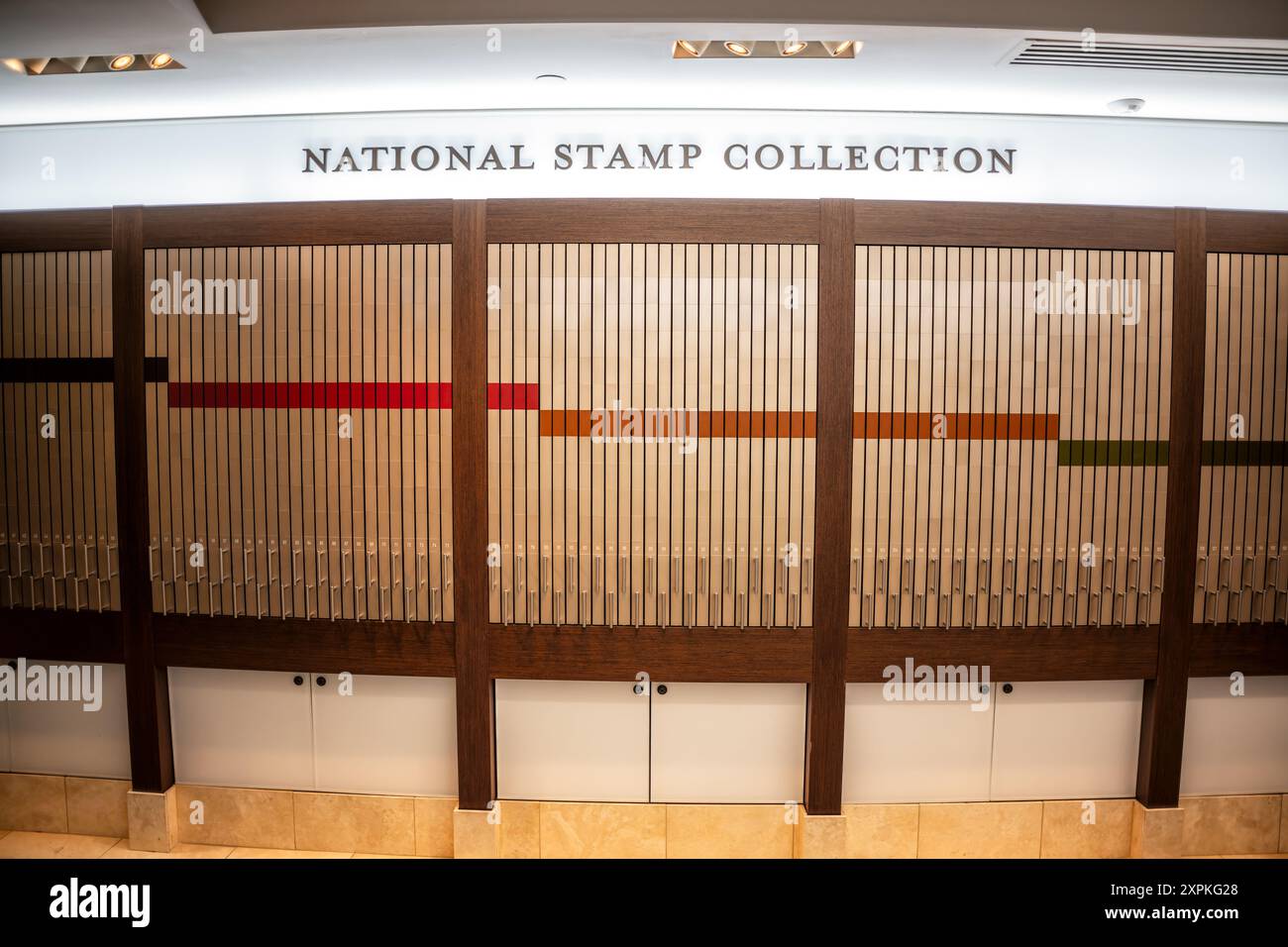 WASHINGTON, DC, USA – der National Stamp Salon im Smithsonian National Postal Museum in Washington, DC. Dieser Raum beherbergt die National Stamp Collection und weitere Spezialsammlungen. Die Ausstellung zeigt die älteste intakte nationale Briefmarkensammlung der Welt, die seit 1993 Teil des Museums ist. Stockfoto