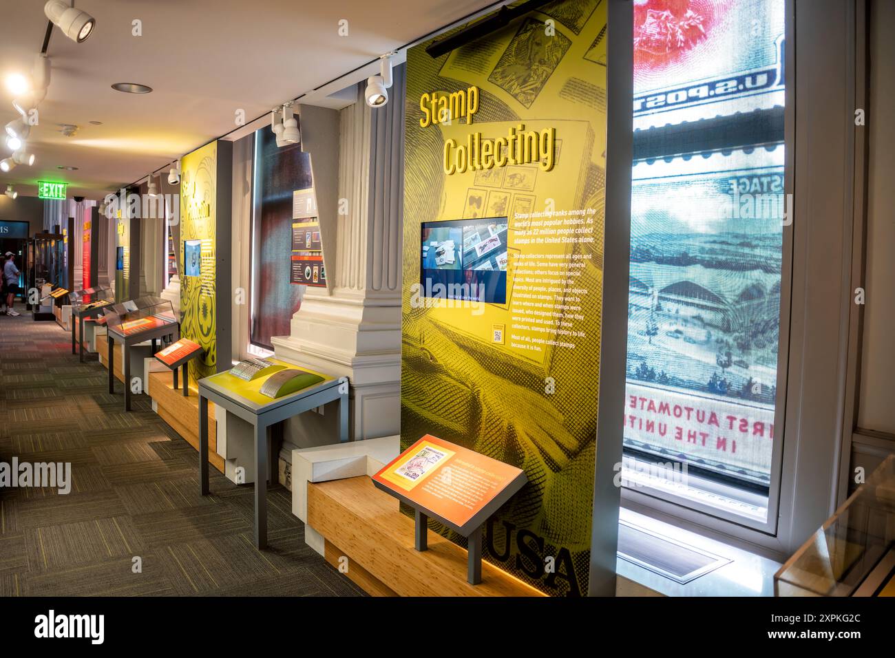 National Postal Museum Stamp Collecting Exhibit Washington DC // WASHINGTON DC – die Ausstellung zum Sammeln von Briefmarken im Smithsonian National Postal Museum in Washington DC. Diese Ausstellung zeigt verschiedene Aspekte des Philatelie-Hobbys, darunter Briefmarkenalben, Sammlungswerkzeuge und lehrreiche Informationen zum Sammeln von Briefmarken. Die Ausstellung soll Besuchern die Welt des Briefmarkensammels und seine historische Bedeutung näher bringen. Stockfoto