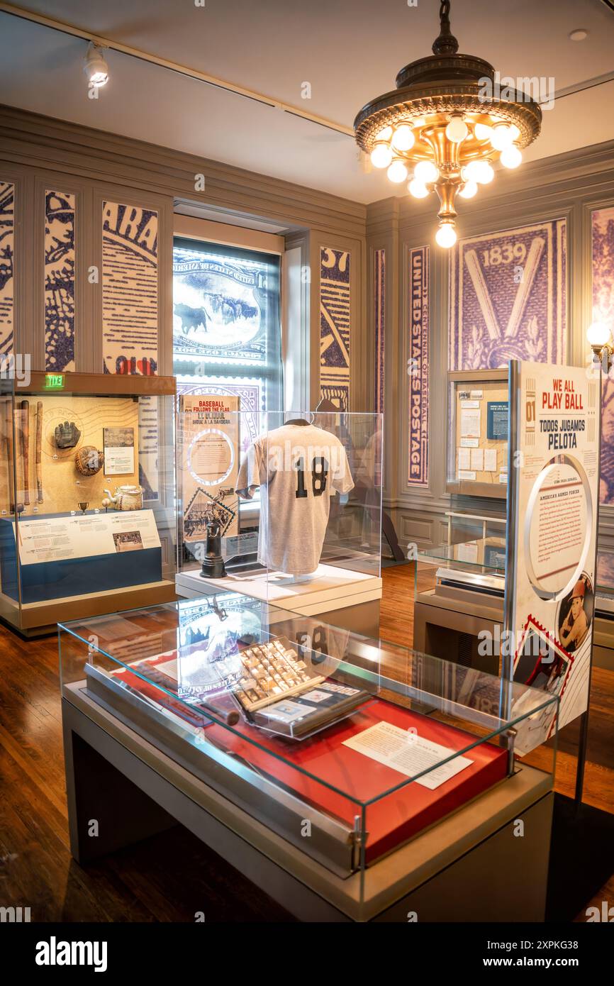 Baseball-Erinnerungsstücke Smithsonian National Postal Museum Washington DC // WASHINGTON DC – die Baseball America’s Home Run-Ausstellung im Smithsonian National Postal Museum feiert die tief verwurzelte Geschichte des Sports in den Vereinigten Staaten. Die Ausstellung zeigt eine umfangreiche Sammlung von Baseball-Erinnerungsstücken, Briefmarken und Artefakten, die bekannte Spieler wie Babe Ruth und Hank Aaron hervorheben. Besucher können die Entwicklung des Baseballs anhand historischer Gegenstände erkunden, die die kulturelle Bedeutung des Sports verdeutlichen. Diese Ausstellung ist Teil der Bemühungen des Smithsonian, die amerikanische Geschichte mit zu verbinden Stockfoto