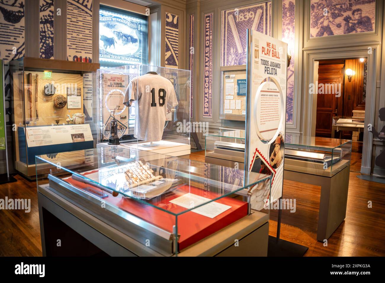 Smithsonian National Postal Museum Baseball Exhibit Washington DC // WASHINGTON DC – die Ausstellung Baseball America’s Home Run im Smithsonian National Postal Museum feiert die tief verwurzelte Geschichte des Sports in den Vereinigten Staaten. Die Ausstellung zeigt eine umfangreiche Sammlung von Baseball-Erinnerungsstücken, Briefmarken und Artefakten, die bekannte Spieler wie Babe Ruth und Hank Aaron hervorheben. Besucher können die Entwicklung des Baseballs anhand historischer Gegenstände erkunden, die die kulturelle Bedeutung des Sports verdeutlichen. Diese Ausstellung ist Teil der Bemühungen des Smithsonian, die amerikanische Geschichte mit der der Nation zu verbinden Stockfoto