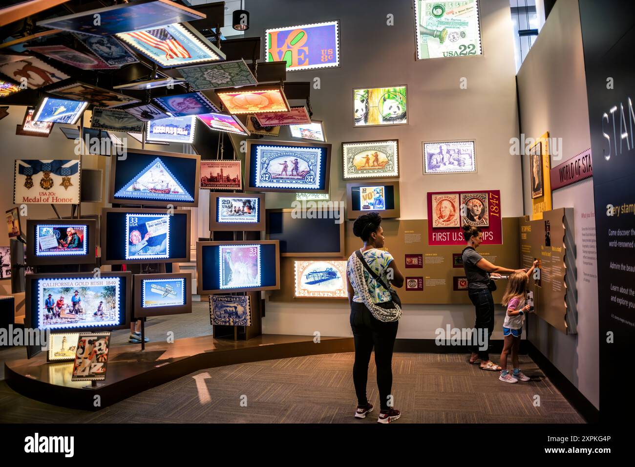 WASHINGTON, DC – die William H. Gross Stamp Gallery befindet sich im Smithsonian National Postal Museum in Washington, DC, und ist die größte Galerie, die der Philatelie gewidmet ist. Diese Galerie zeigt eine riesige und vielfältige Sammlung von Briefmarken und Postgegenständen, mit seltenen und berühmten Briefmarken aus den USA und auf der ganzen Welt. Besucher können die Geschichte und Kunst des Briefmarkensammels durch interaktive Ausstellungen, lehrreiche Ausstellungen und philatelistische Schätze erkunden, die die kulturelle Bedeutung von Briefmarken für die globale Kommunikation und Geschichte hervorheben. Stockfoto