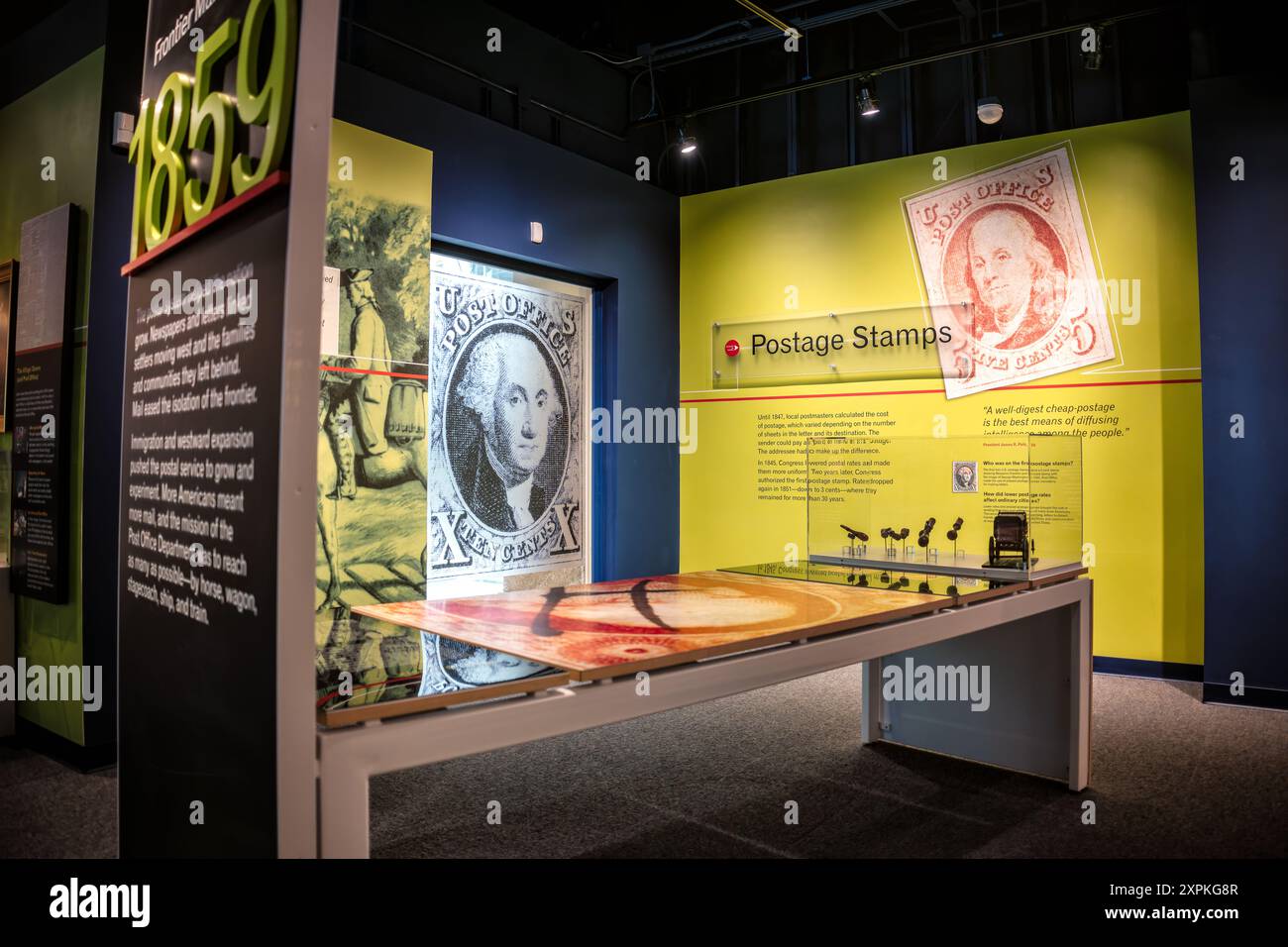 Smithsonian National Postal Museum US Postage Stamps Exhibit Washington DC // WASHINGTON DC – die US Postage Stamps Exhibit im Smithsonian National Postal Museum in Washington, DC, beschäftigt sich mit der reichen Geschichte und Entwicklung amerikanischer Briefmarken. Diese Ausstellung zeigt die Rolle des Postsystems für das Wachstum des Landes, mit historischen Briefmarken und Artefakten, die die Entwicklung der Postdienste seit den Anfängen der Postdienste nachzeichnen. Die Besucher können sich über die Auswirkungen niedrigerer Portoraten, die Einführung der ersten Briefmarke im Jahr 1847 und über die Auswirkungen des Postdienstes informieren Stockfoto
