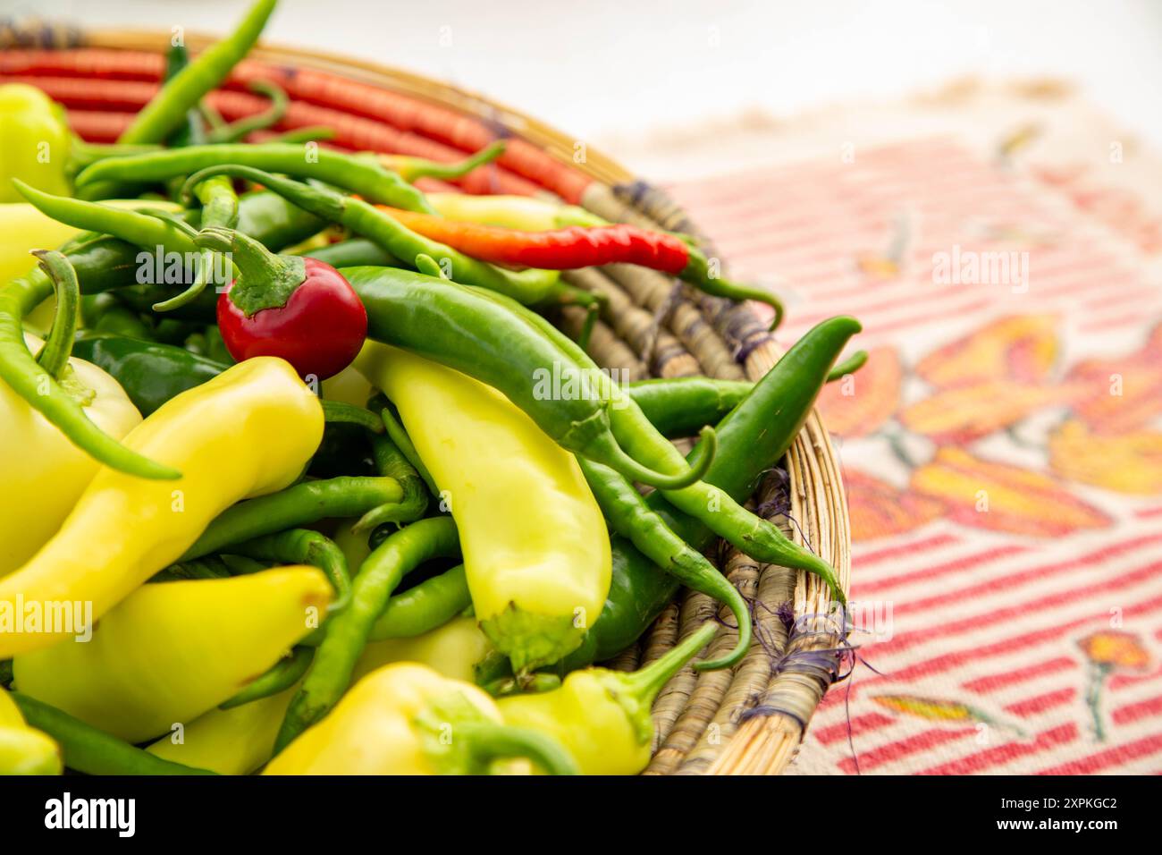 Nahaufnahme einer heißen Pfeffermischung auf einem handwerklichen Korb, in einem Marktstand auf dem Trout Lake Farmer's Market Stockfoto