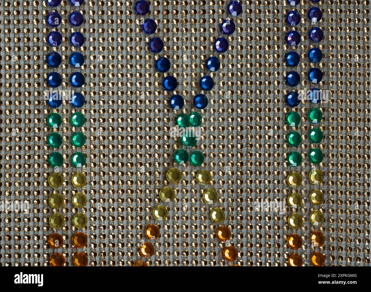 Römische Zahlen, Zahlen, Kreuz- oder X-Motive sind aus Kunststeinen auf einem goldenen Gitter aus Edelsteinen gefertigt. Bunte Reihen von Juwelen bilden eine flache Anzeige, Stockfoto