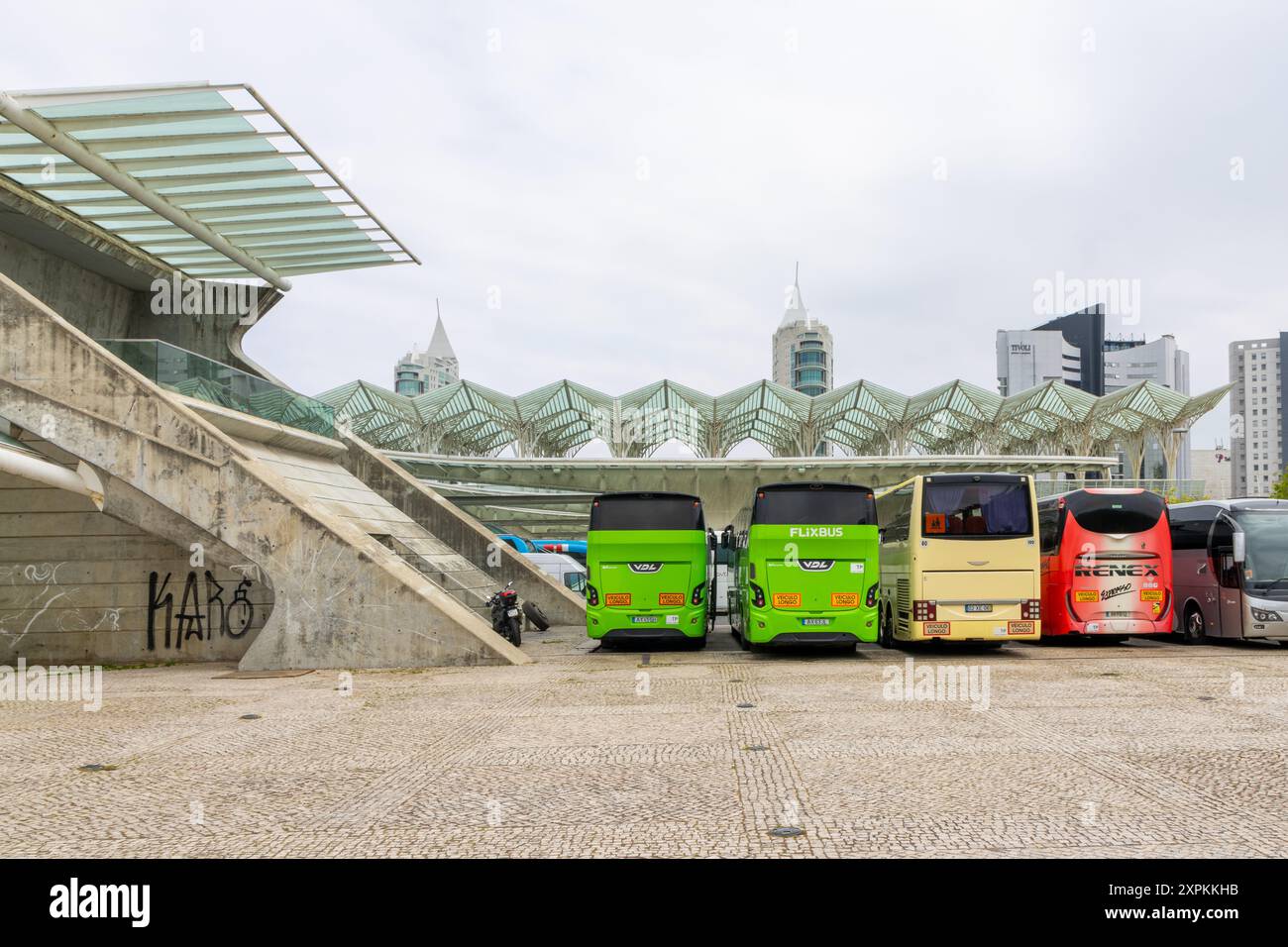 Blick auf den Bahnhof oriente und die Linienbusse in lissabon, portugal Stockfoto