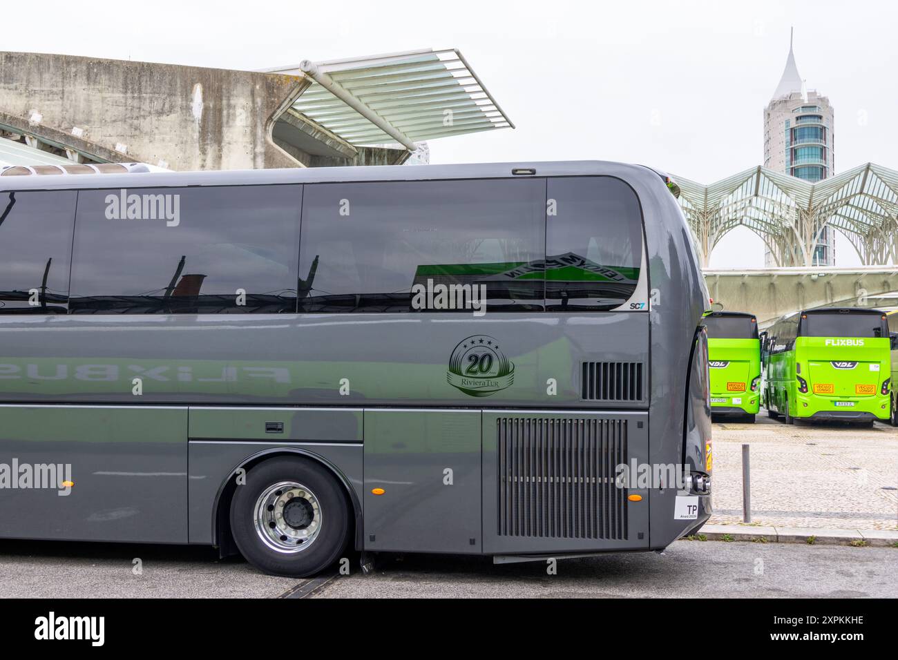Seitenansicht der Personenbusse am belebten Bahnhof oriente in lissabon, Architektur im Hintergrund Stockfoto