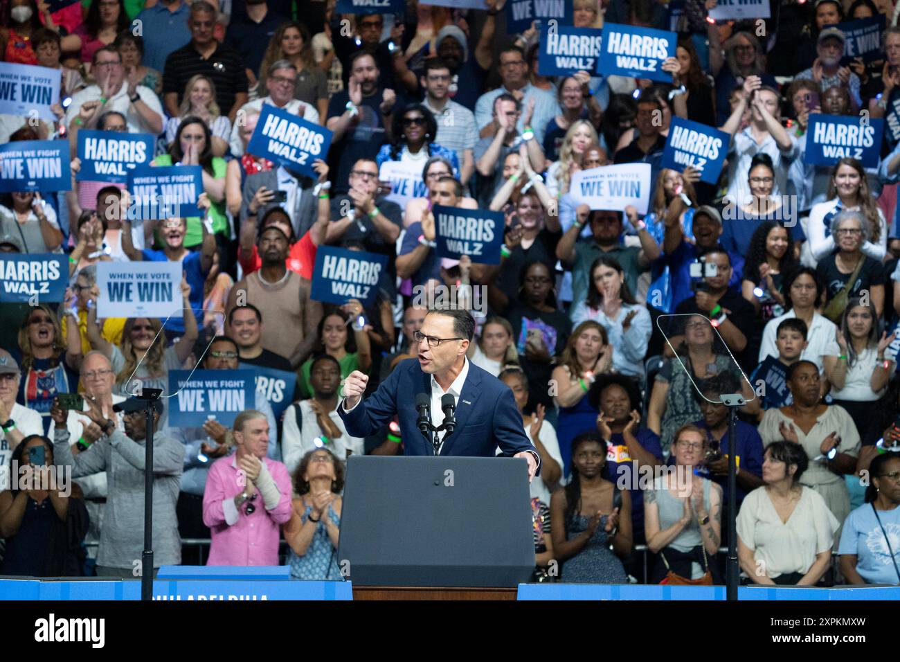 Philidelphia, Usa. August 2024. Der Gouverneur von Pennsylvania, Josh Shapiro, spricht vor der Vizepräsidentin und Präsidentschaftskandidatin Kamala Harris, die den Gouverneur von Minnesota Tim Walz bei ihrer ersten Wahlkampfveranstaltung an der Temple University in Philadelphia, PA, am Dienstag, den 6. August 2024 als ihr stellvertretender Kandidat für den Präsidentschaftskandidat bekannt gibt. Foto: Ken Cedeno/UPI Credit: UPI/Alamy Live News Stockfoto