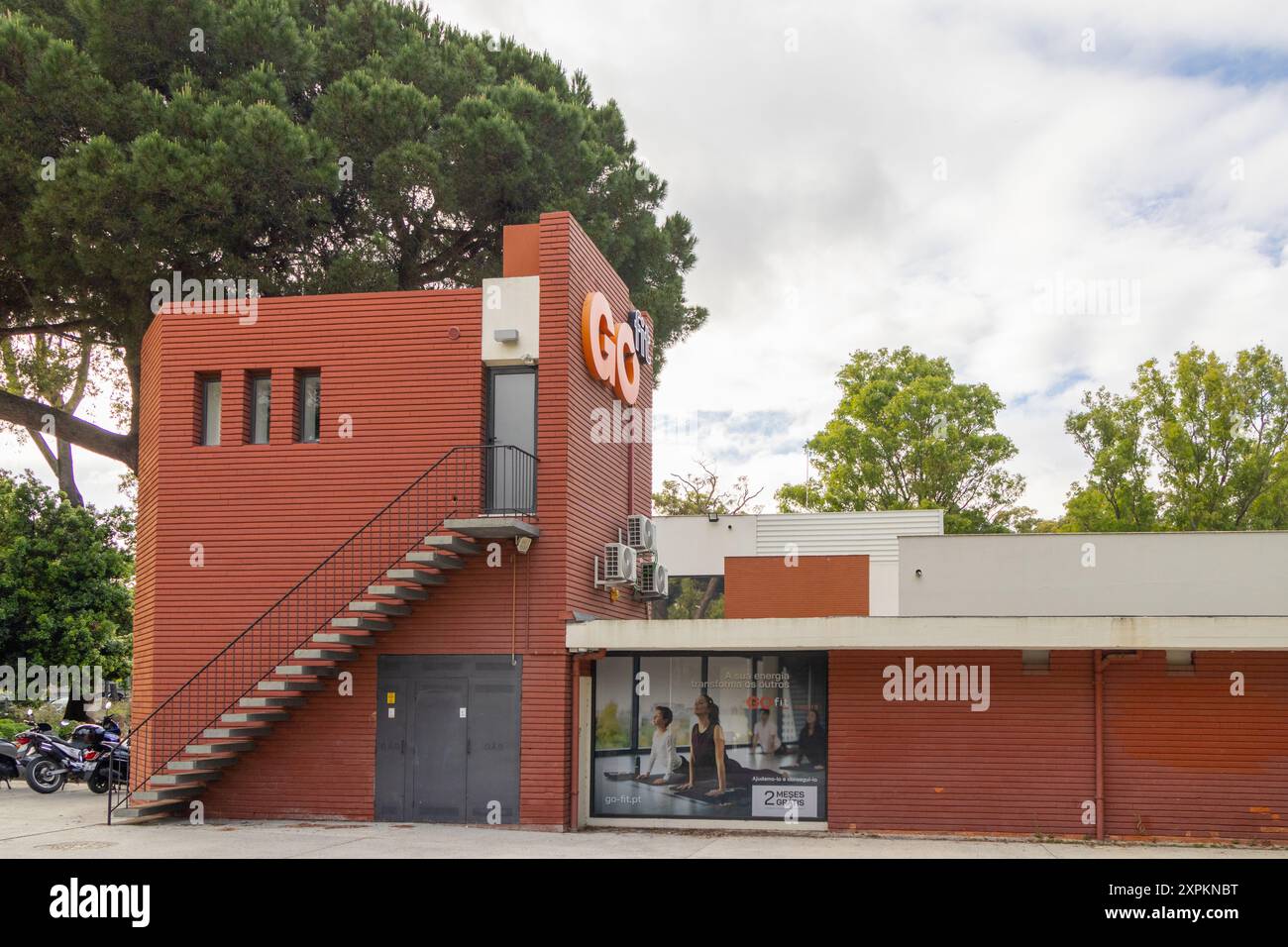 Außenansicht des Go FIT campo grande Gym mit Leuten, einem beliebten Health Club in lissabon Stockfoto